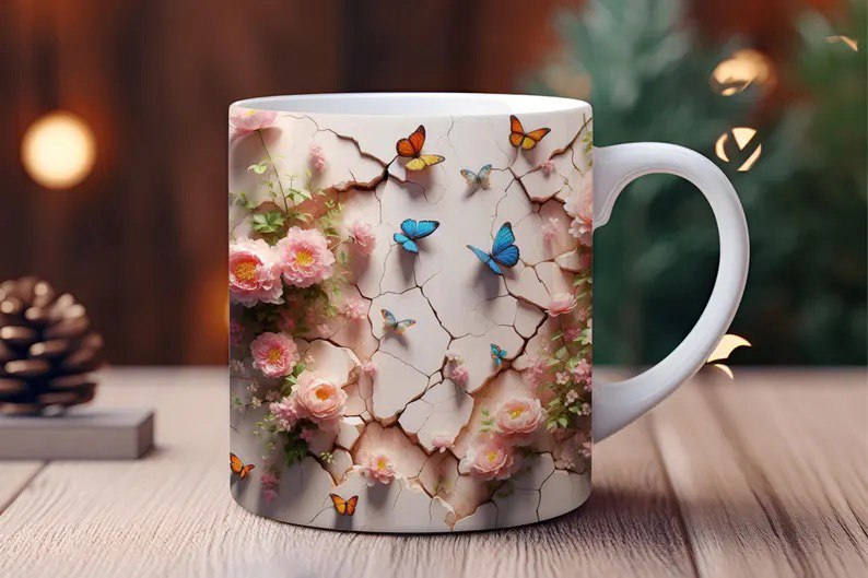 Taza decorativa con flores y mariposas