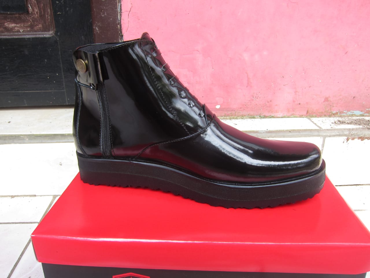 Sepatu boots kulit pria