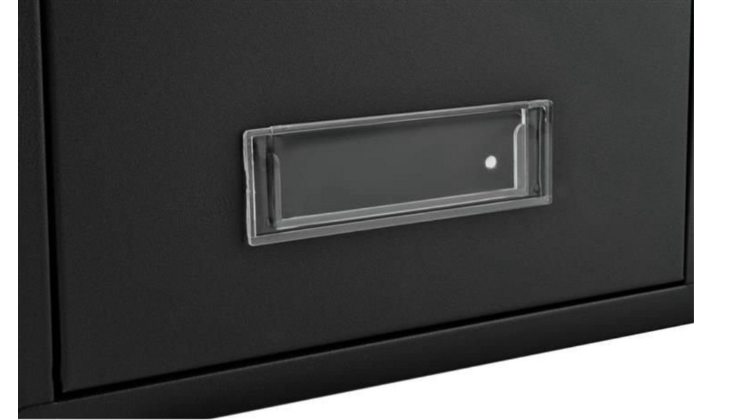 Zwarte metalen brievenbus