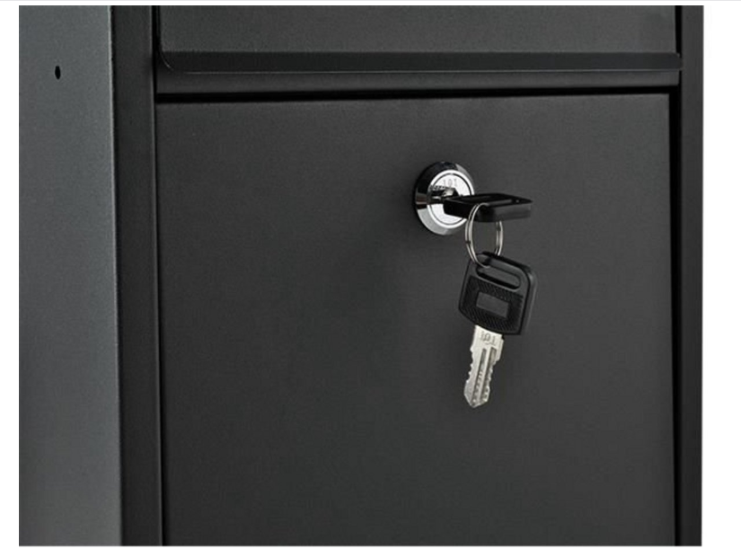 Zwarte metalen brievenbus