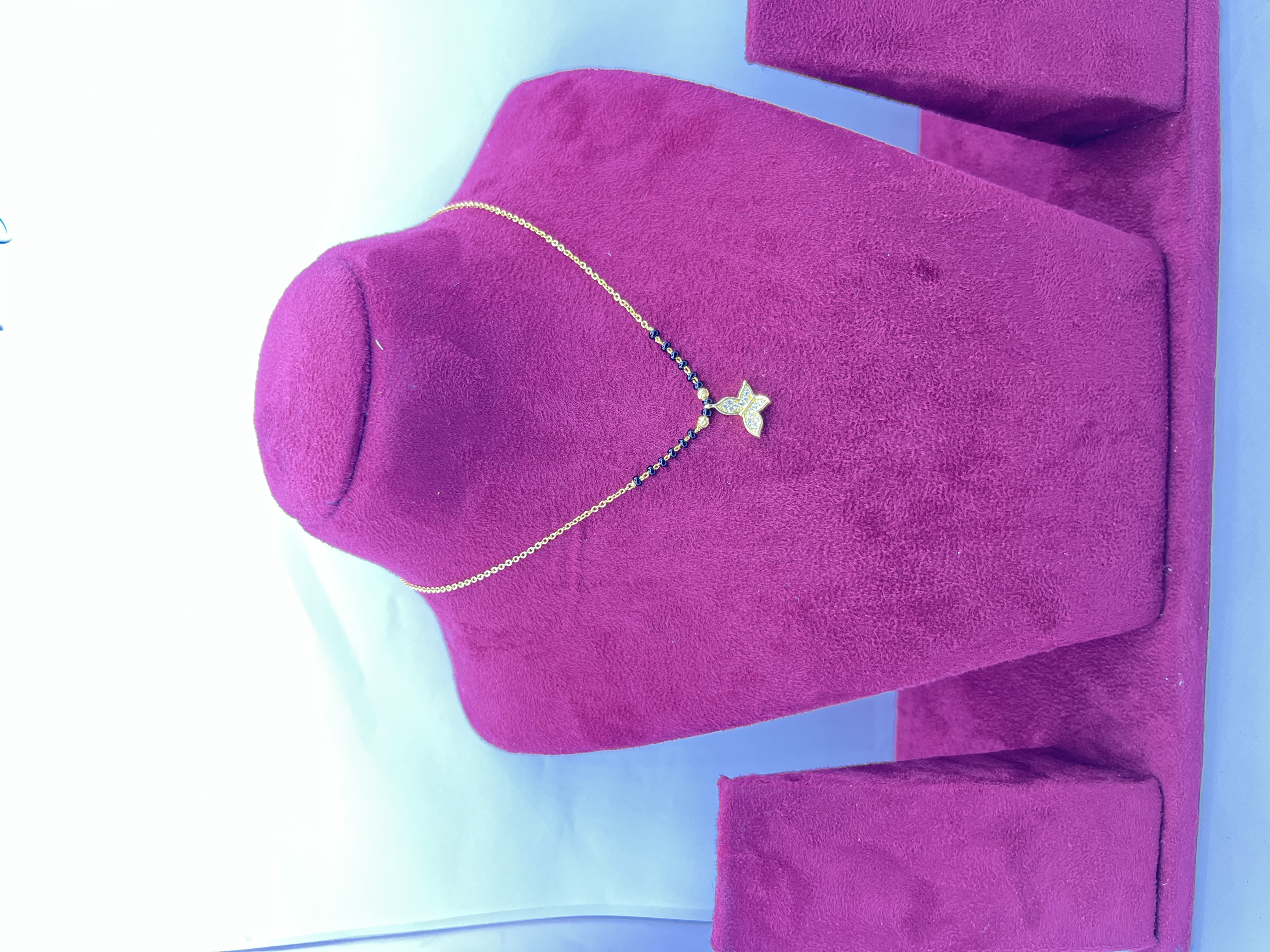 Elegant Gold Pendant Necklace