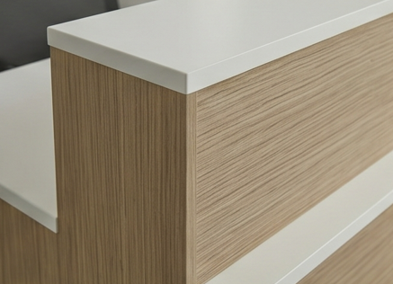 Comptoir d'accueil en bois clair