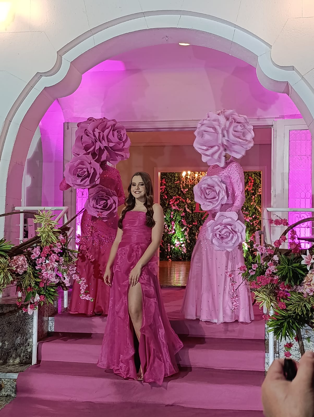 Elegância, presença e impacto logo na entrada. Nossos personagens florais encantam com beleza cênica e criam o clima perfeito para uma festa inesquecível.