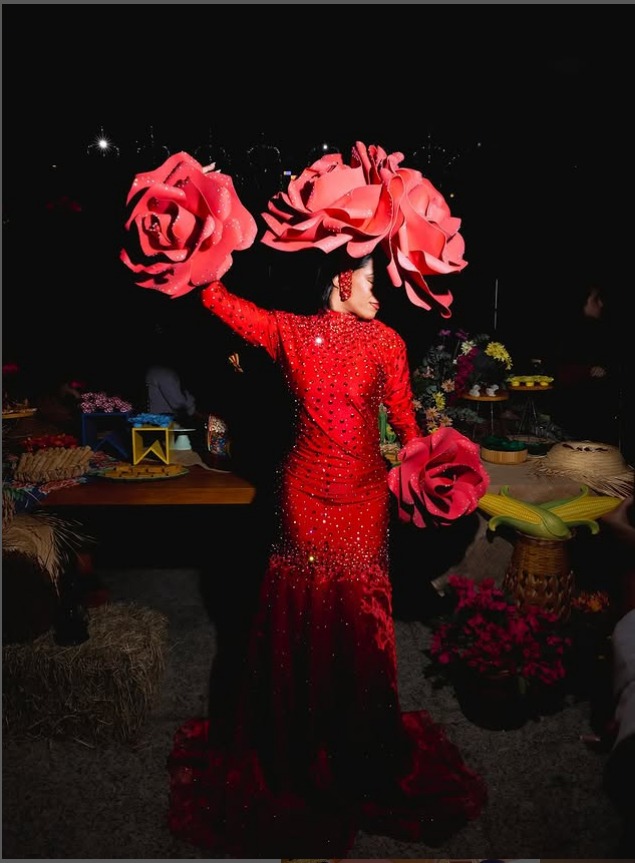 Elegância, presença e impacto logo na entrada. Nossos personagens florais encantam com beleza cênica e criam o clima perfeito para uma festa inesquecível.