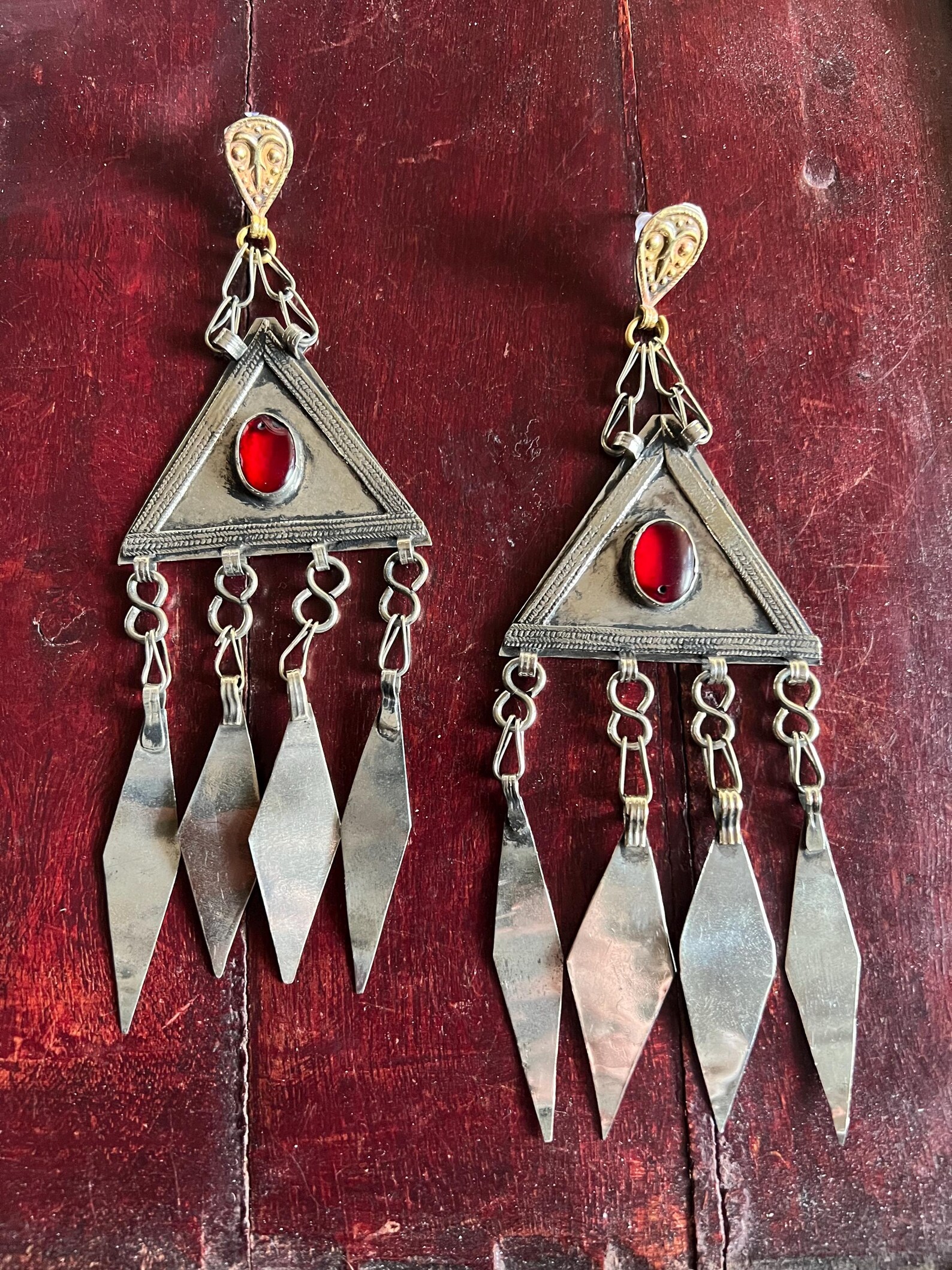 Pendiente étnico triangular