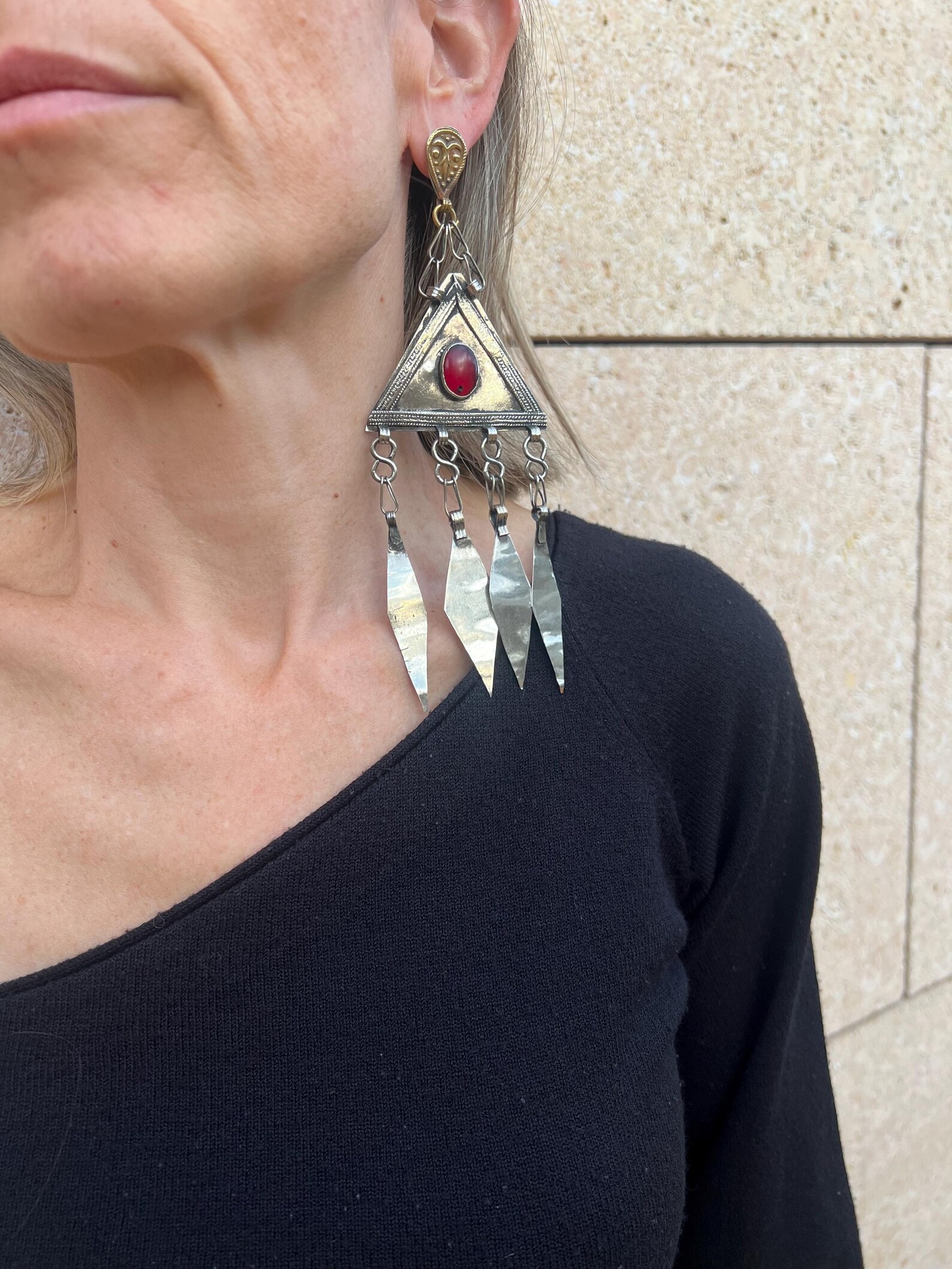 Pendiente étnico triangular