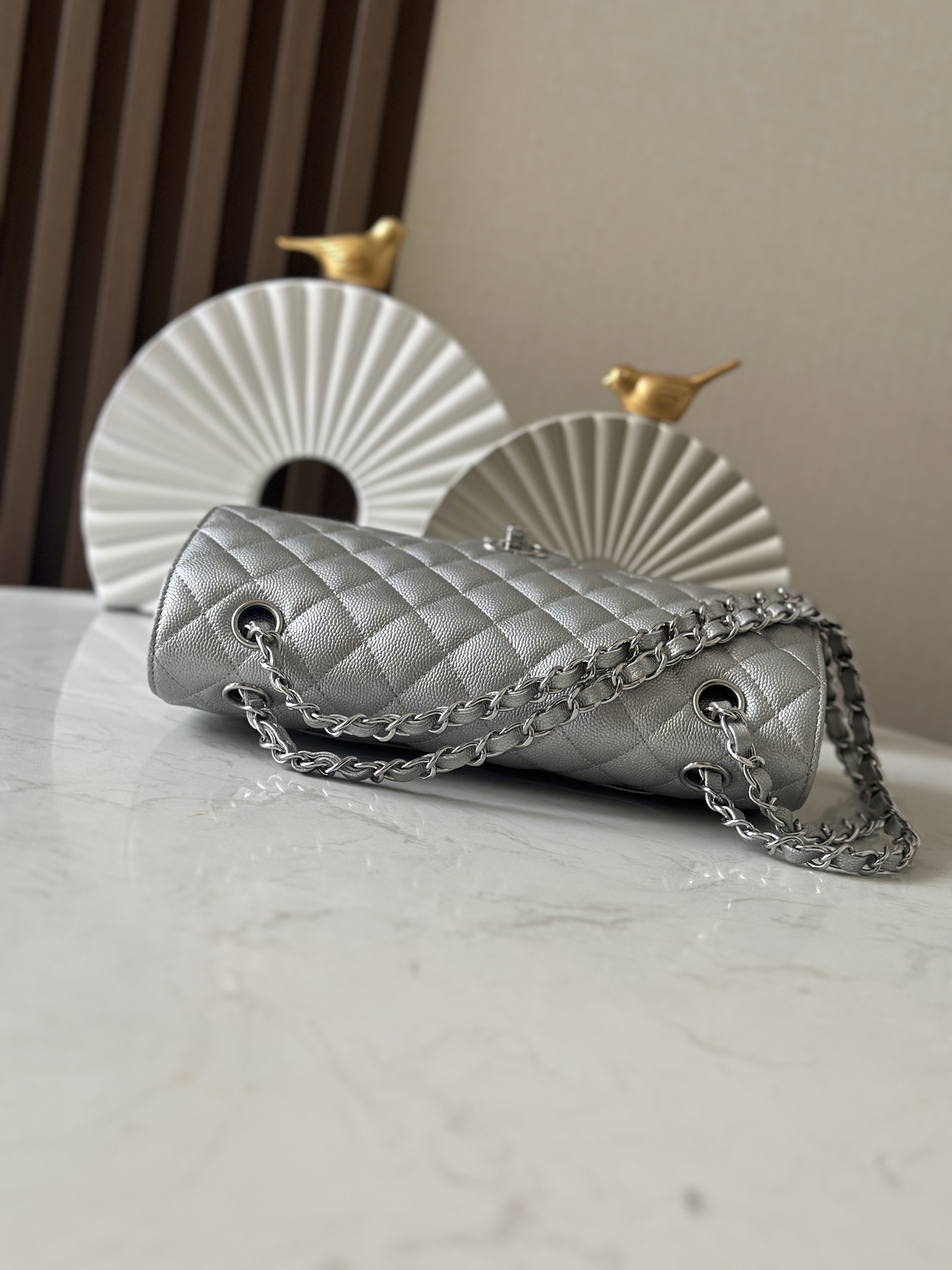 Chanel cf Silver cowhide, fine ball-patterned chain-covered bag