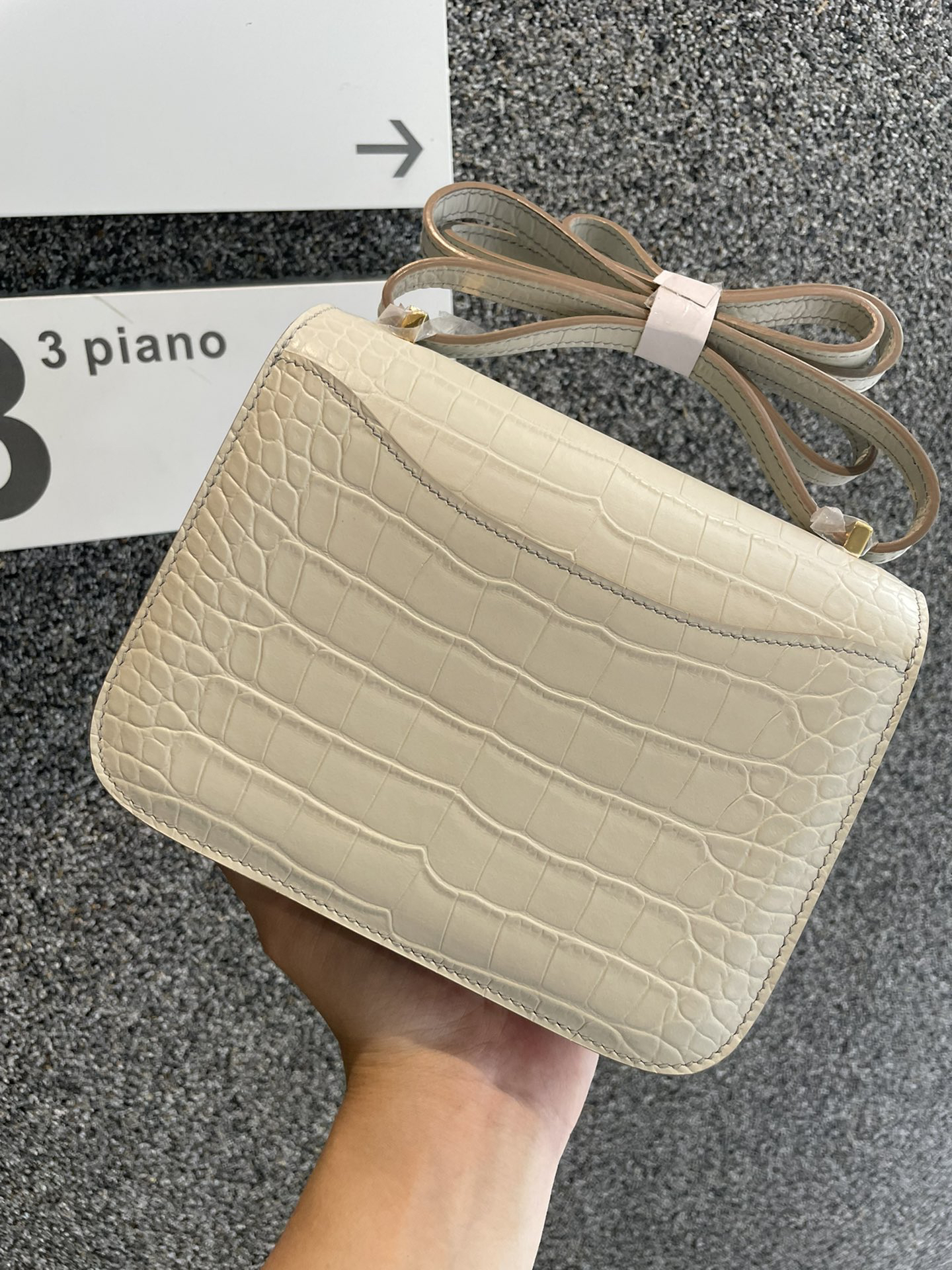 Hermès Constance 18cm White crocodile pattern