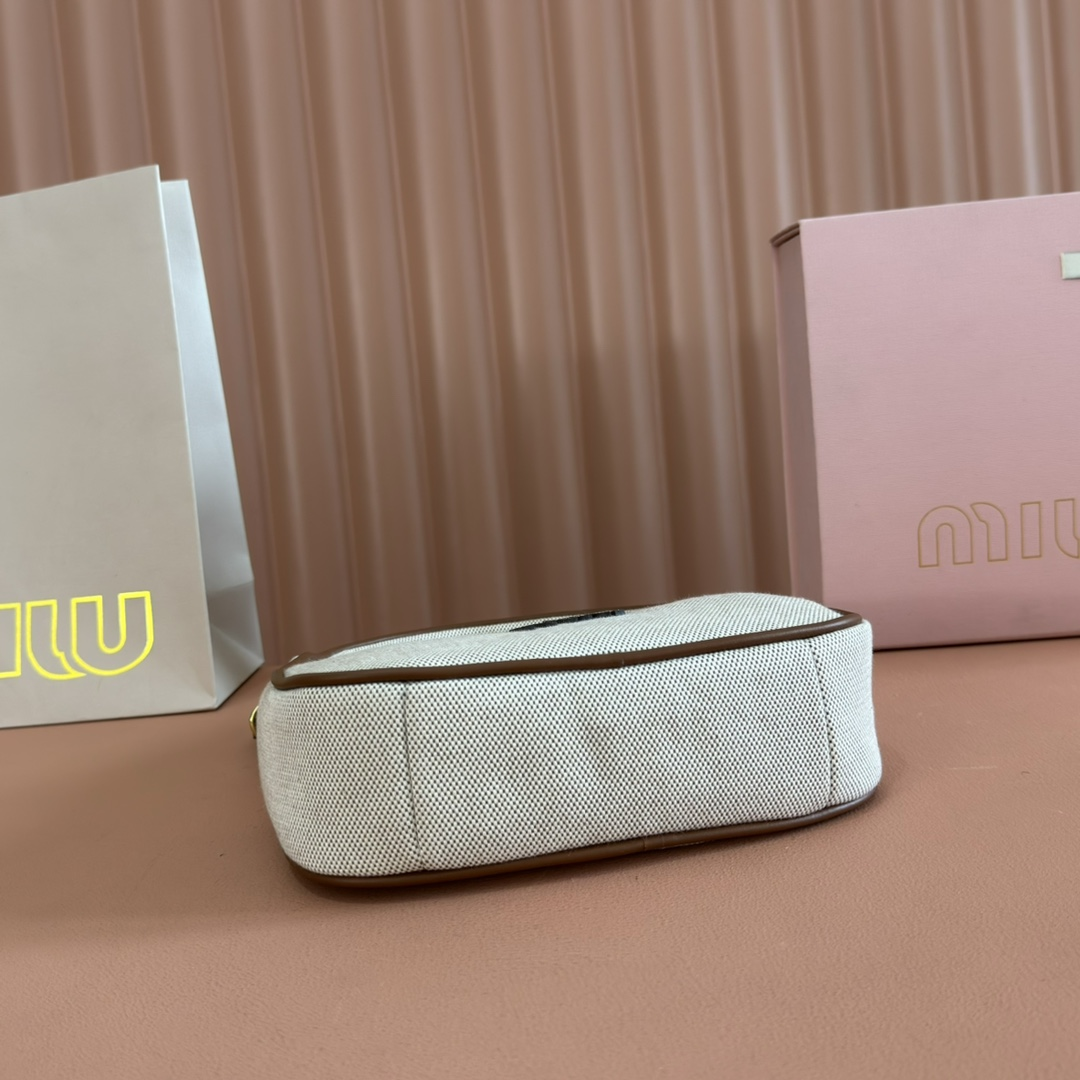 【 5BC125 White 】miumiu wander