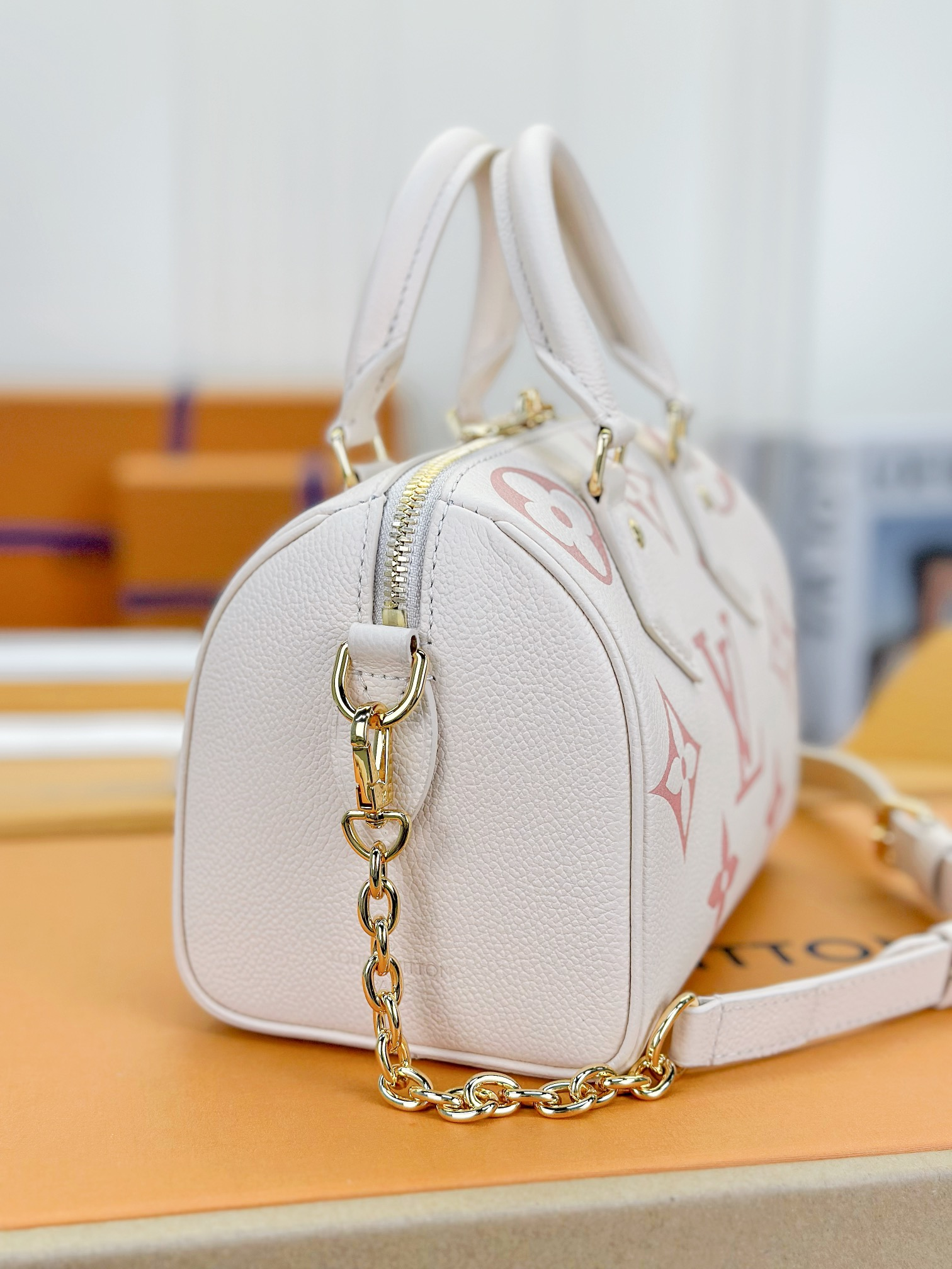 【 M46397 White Fan-shaped Stamp 】LV Speedy Bandoulière 20 handbag
