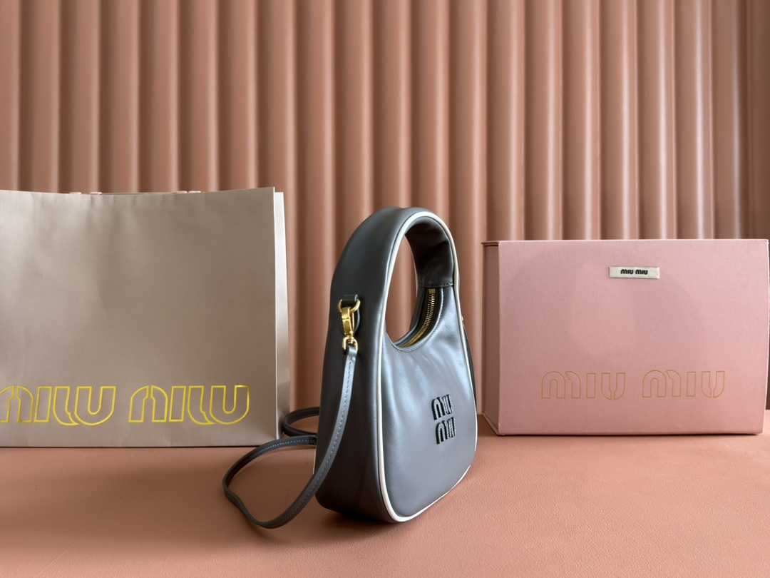 【 5BC125 Black and White 】miumiu wander