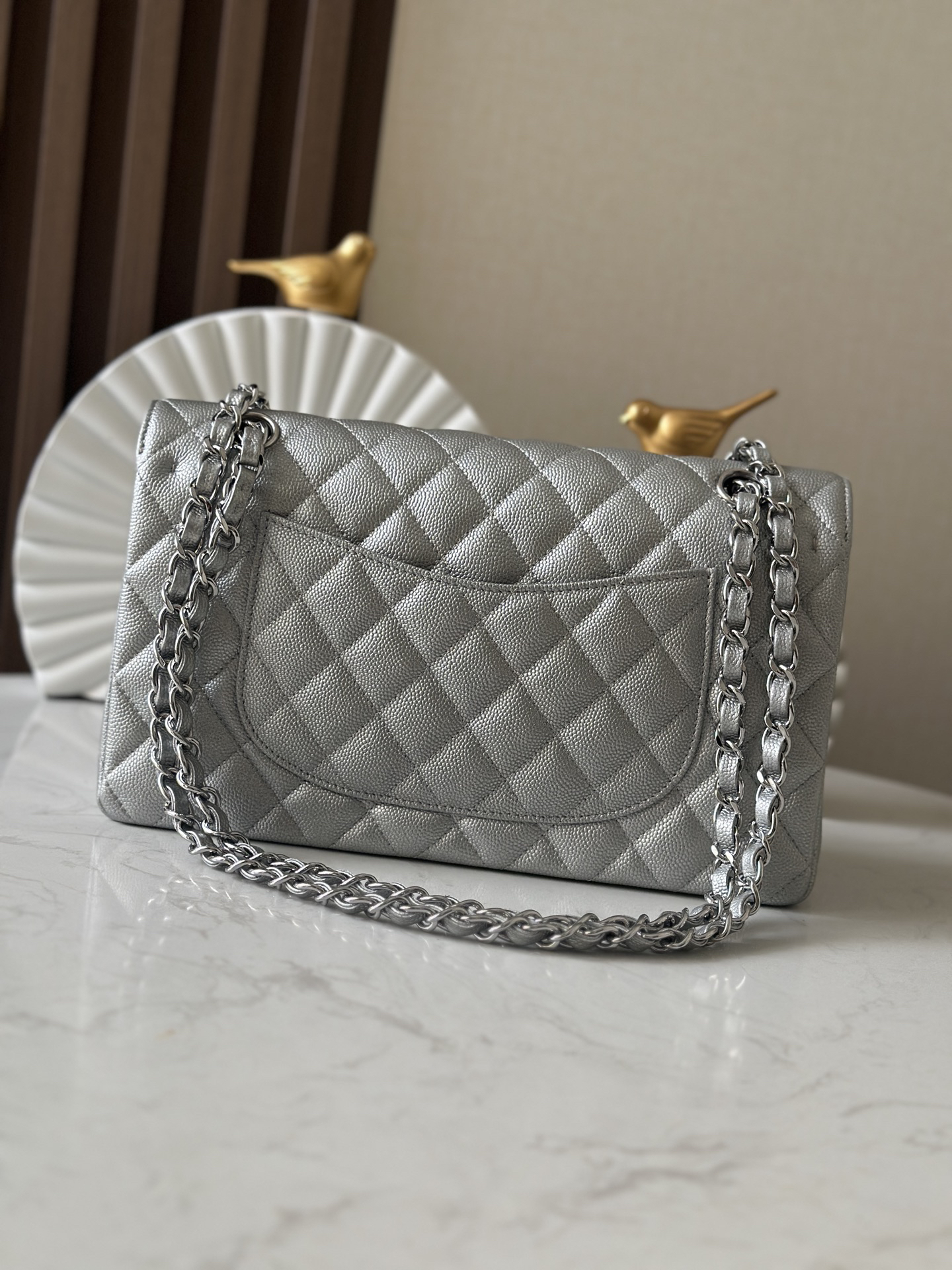 Chanel cf Silver cowhide, fine ball-patterned chain-covered bag
