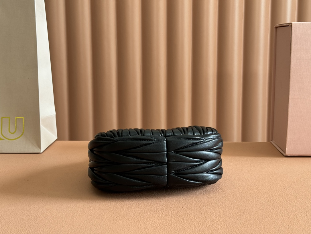 【 5BP078 Black 】miumiu wander