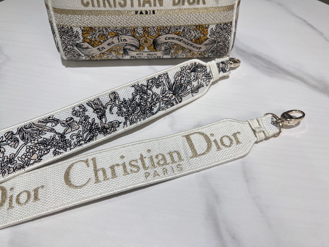 DIOR Book Tote Five-Grass Princess 2025 Christmas and New Year Special Edition 2