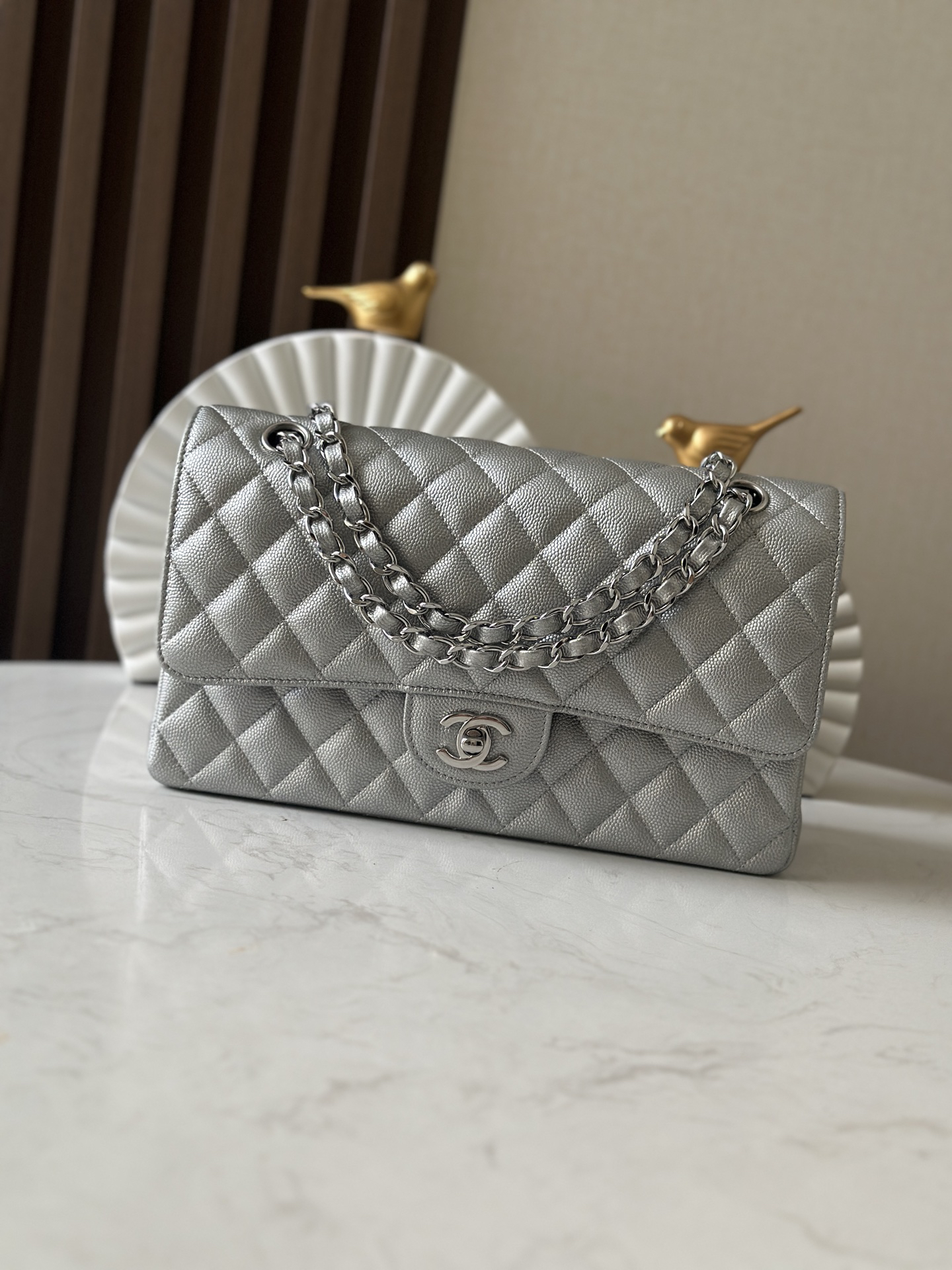 Chanel cf Silver cowhide, fine ball-patterned chain-covered bag