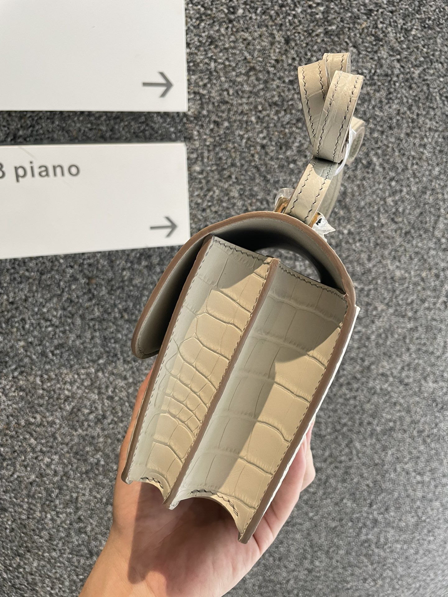 Hermès Constance 18cm White crocodile pattern