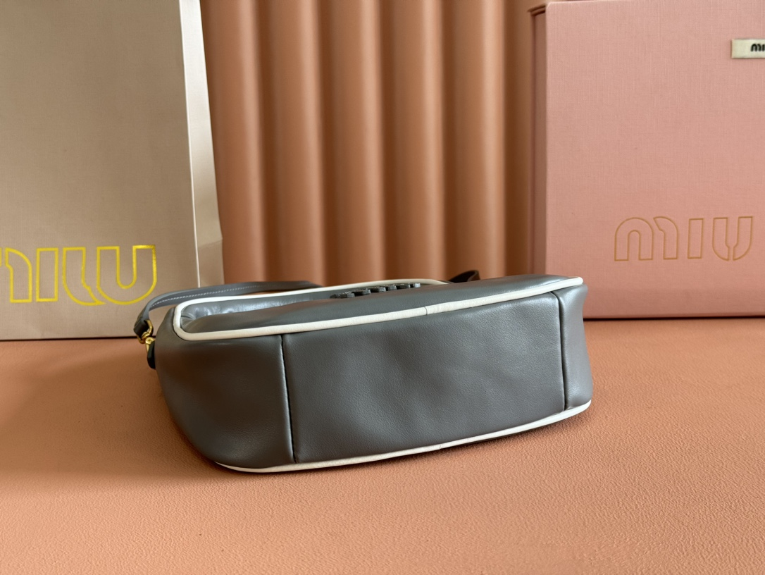 【 5BC125 Black and White 】miumiu wander