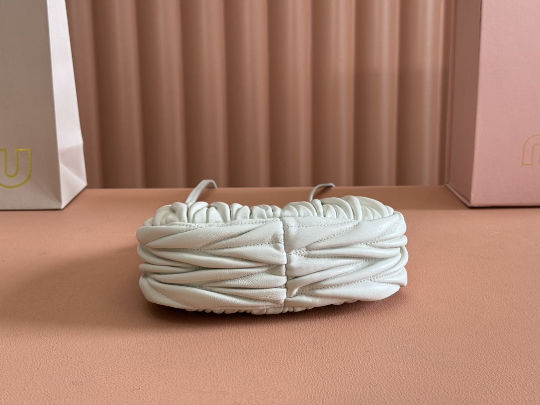 【 5BP078 White 】miumiu wander