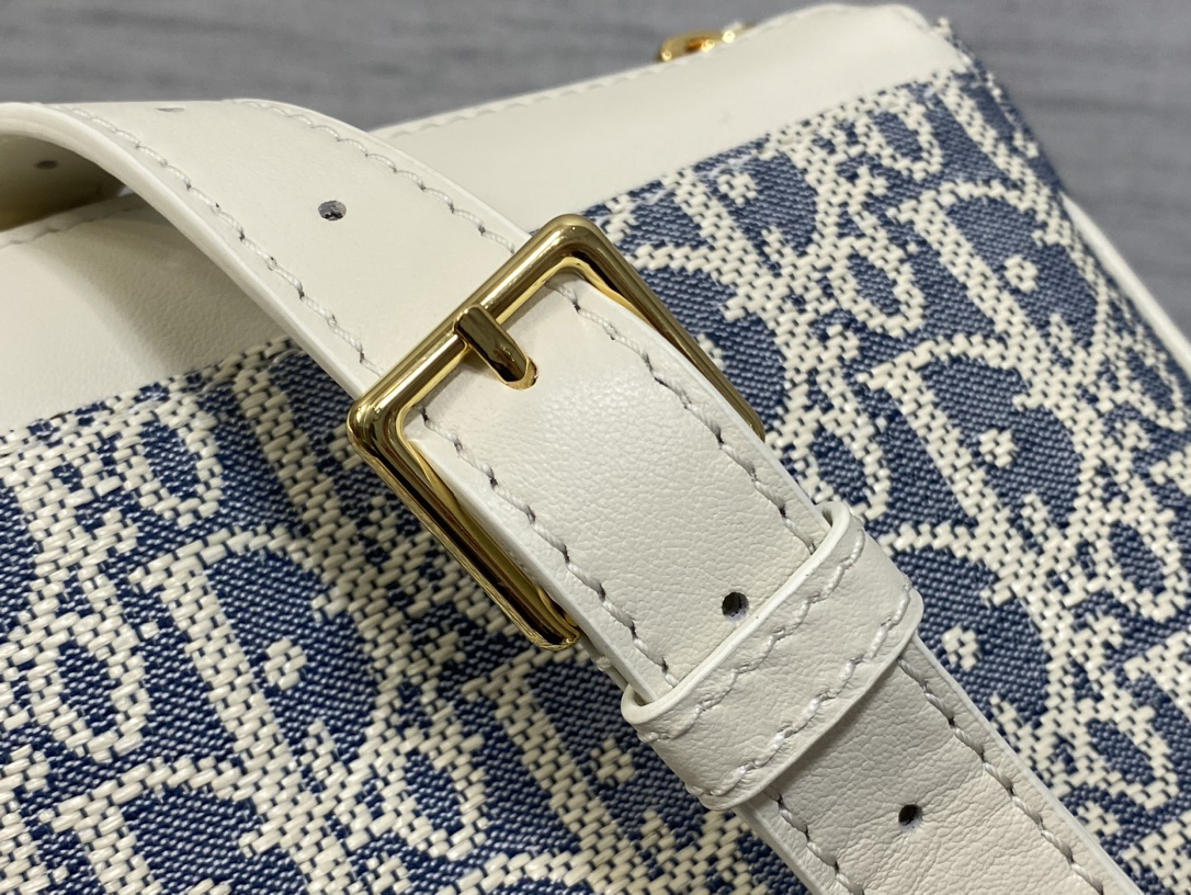 DIOR 30 Montaigne Pocket white