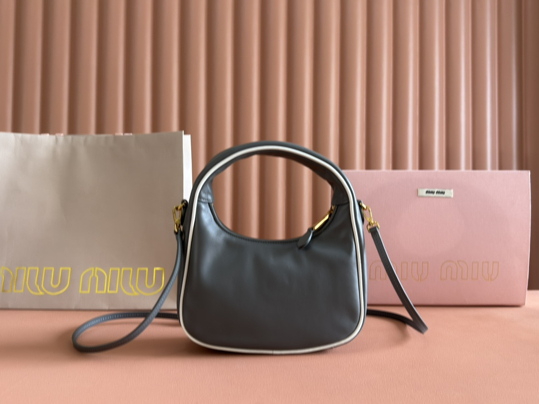 【 5BC125 Black and White 】miumiu wander