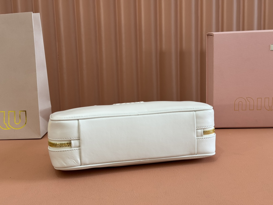 【 5BB173 White 】miumiu beau