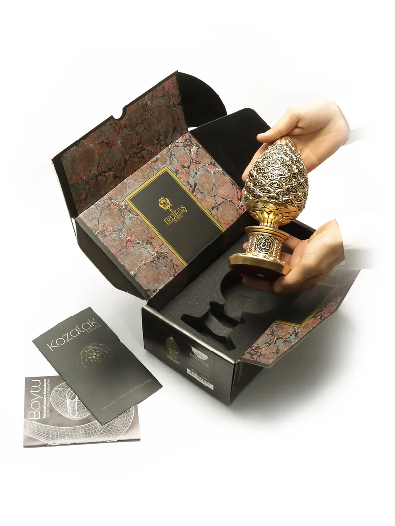 Dennenappel met de 99 Namen van Allah