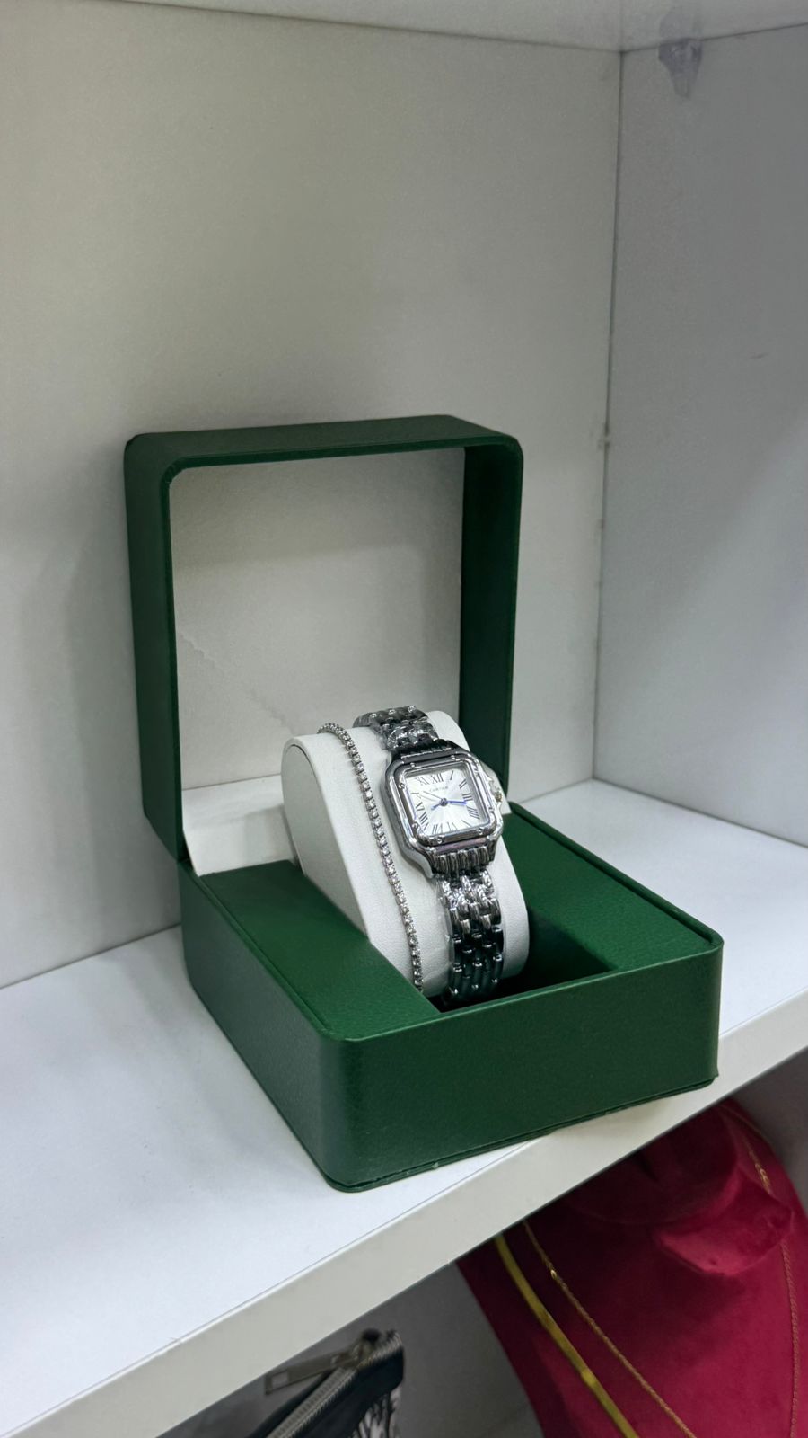 ساعة لون فضي مع براسلي هدية