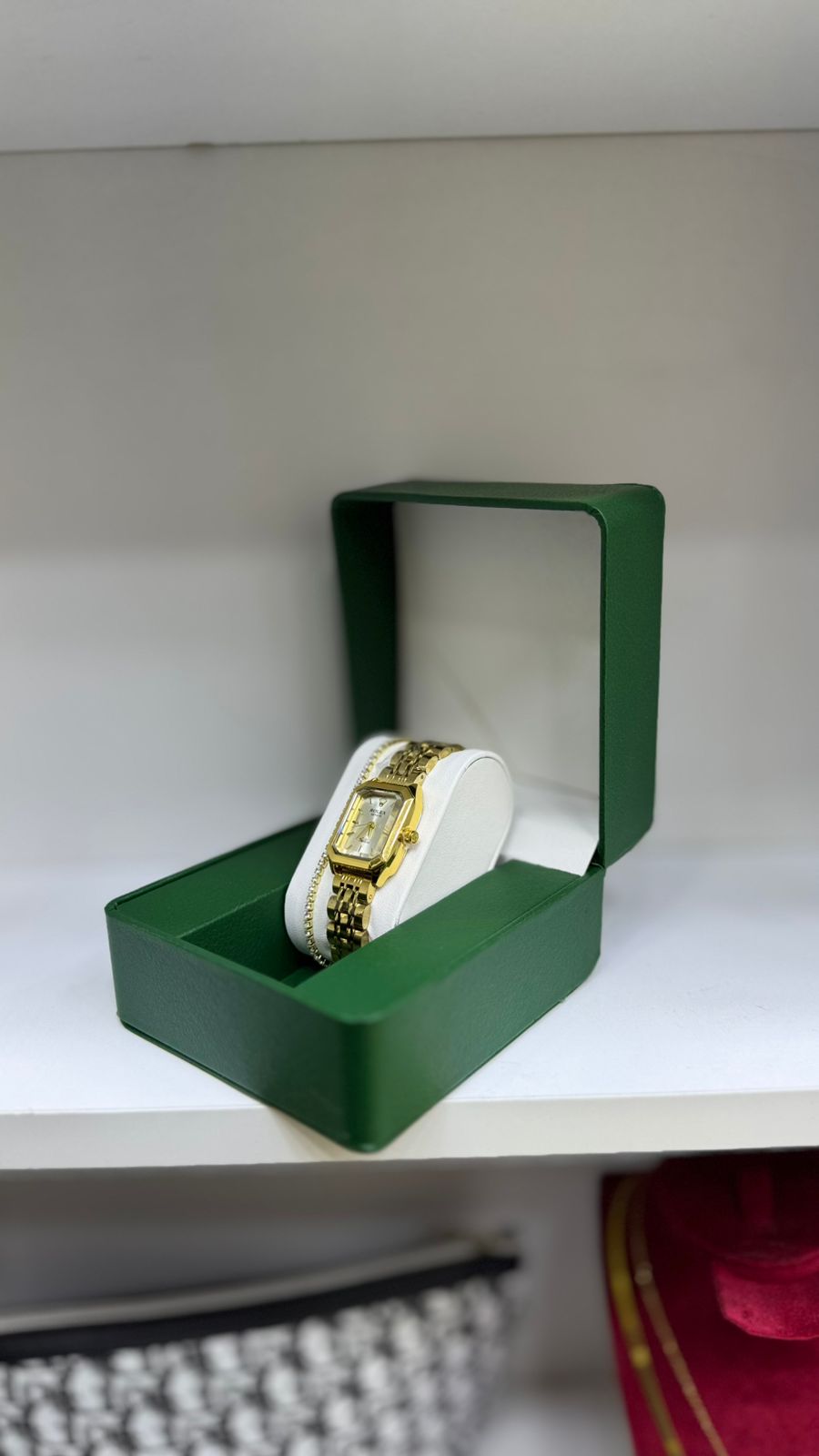 ساعة لون ذهبي مع براسلي هدية