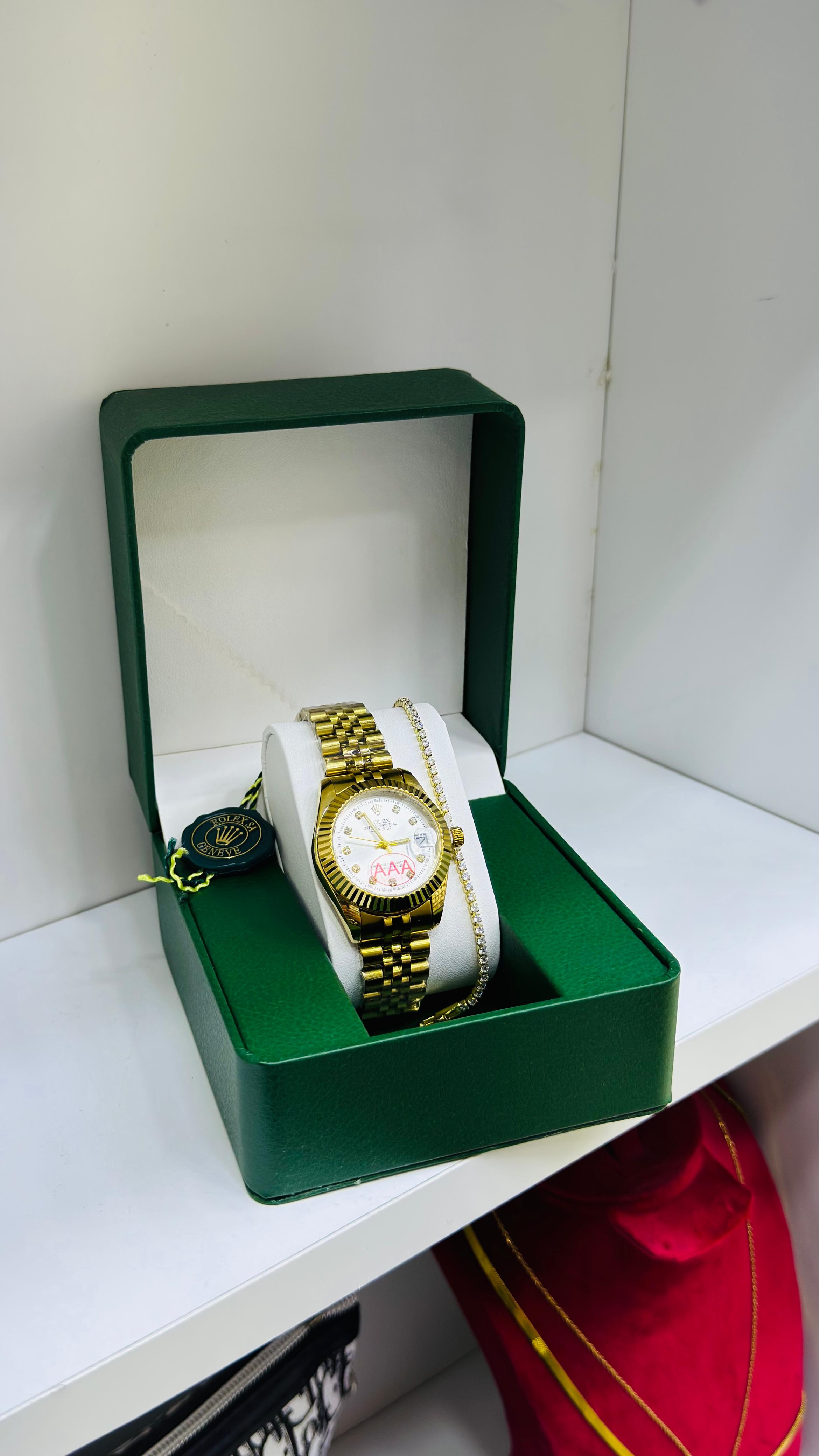 ساعة لون ذهبي مع براسلي هدية