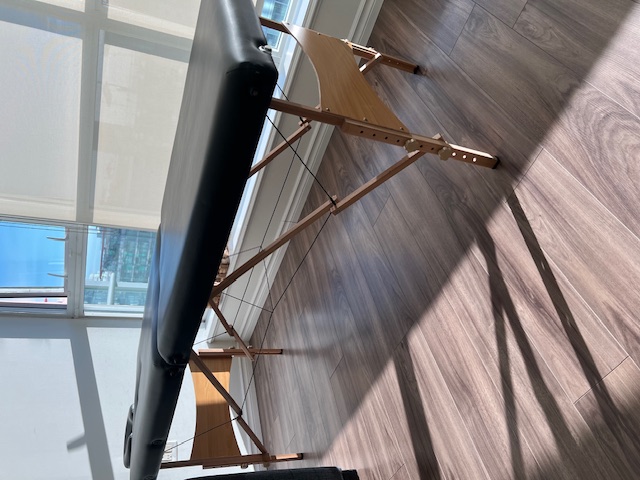 Portable Massage Table with 6x Fitted Sheets (& Additional Pieces) 