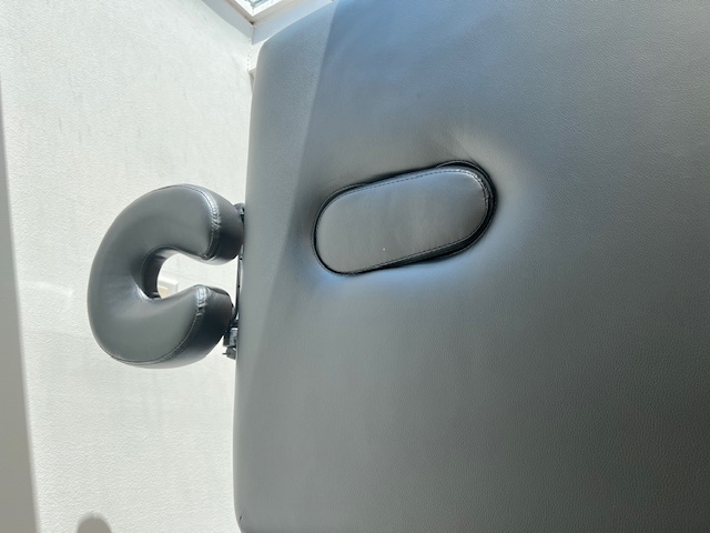 Portable Massage Table with 6x Fitted Sheets (& Additional Pieces) 