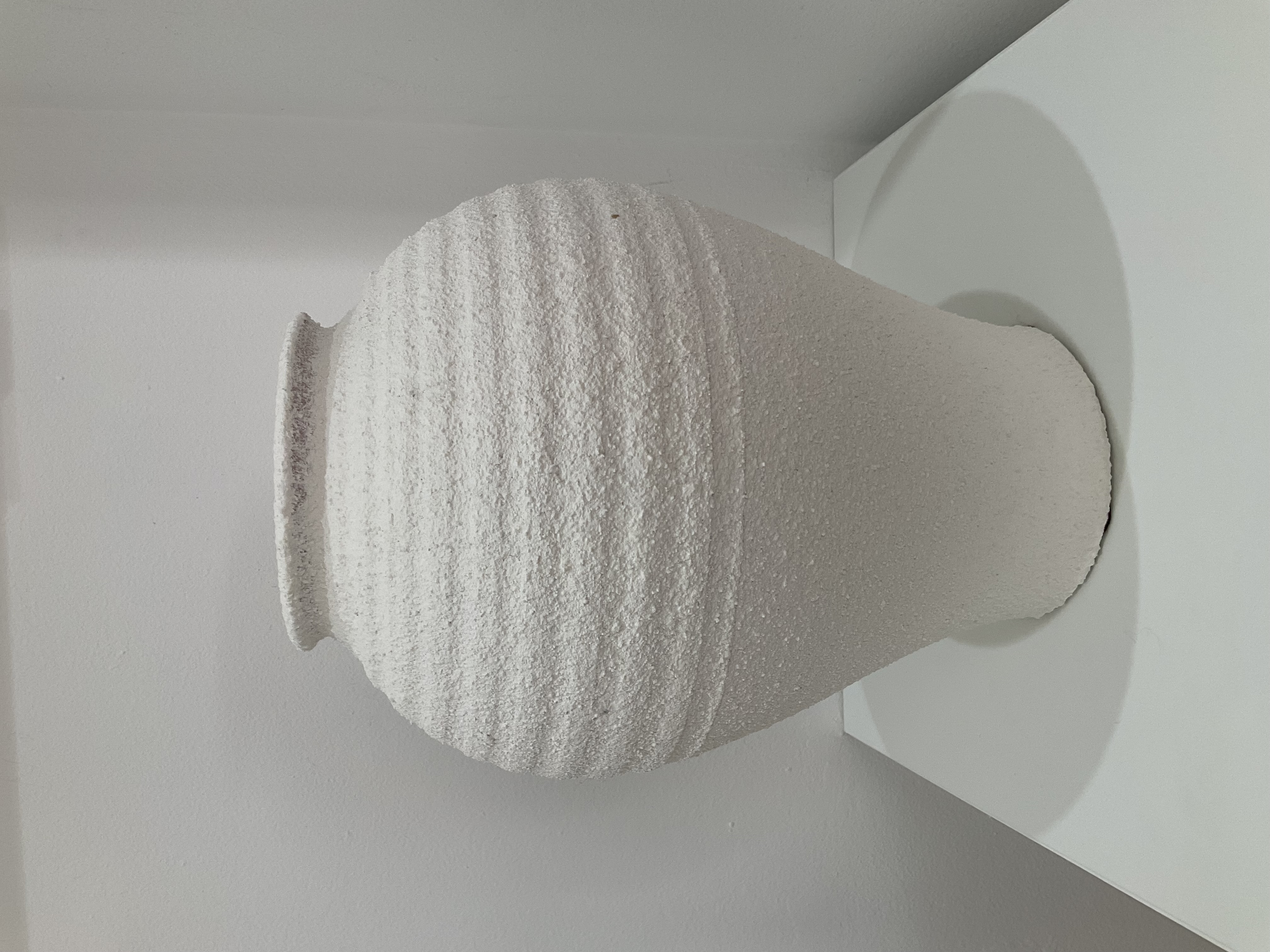 Jarrón de cerámica blanco