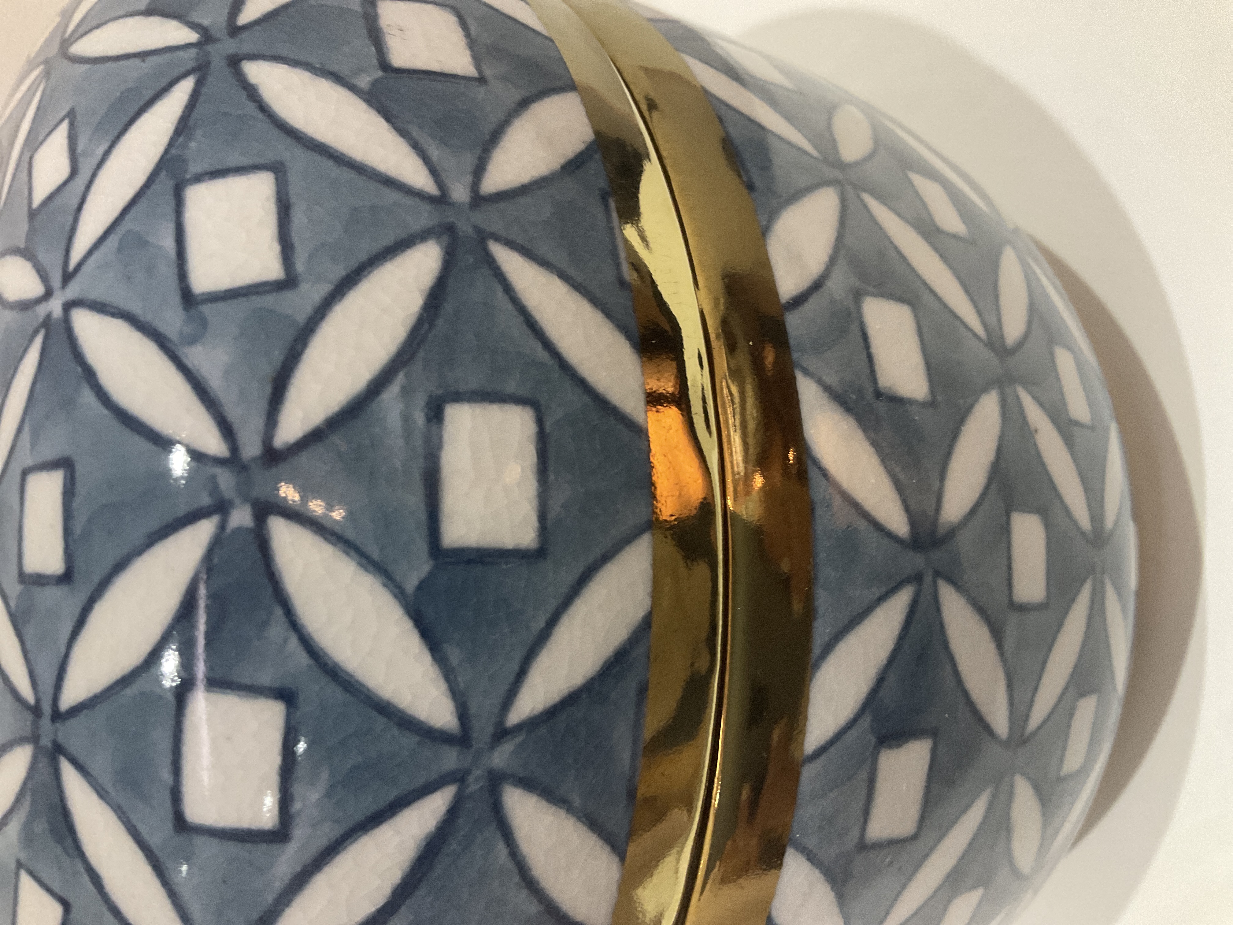 tobor de cerámica azul con tapa