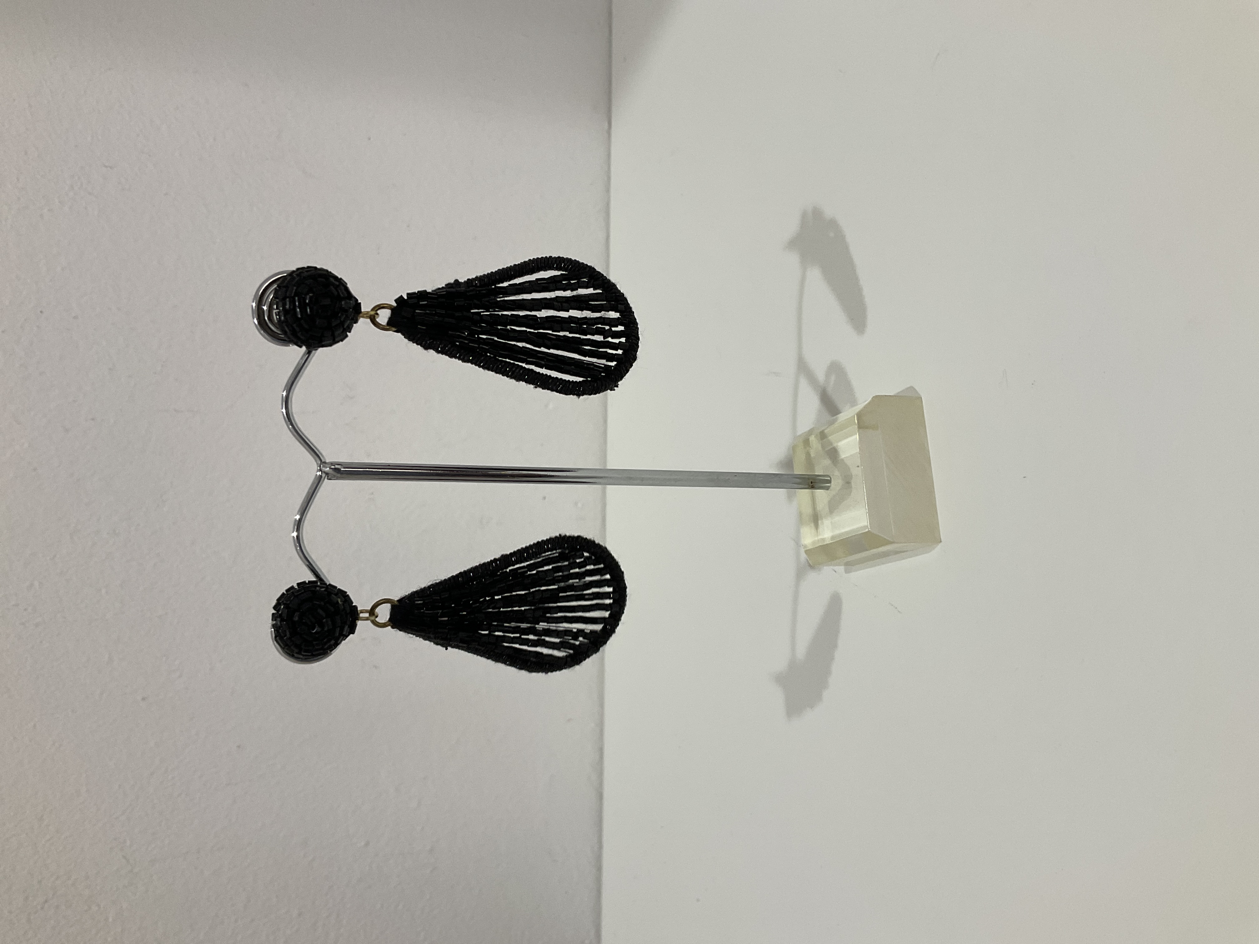 Pendientes de hilo negro