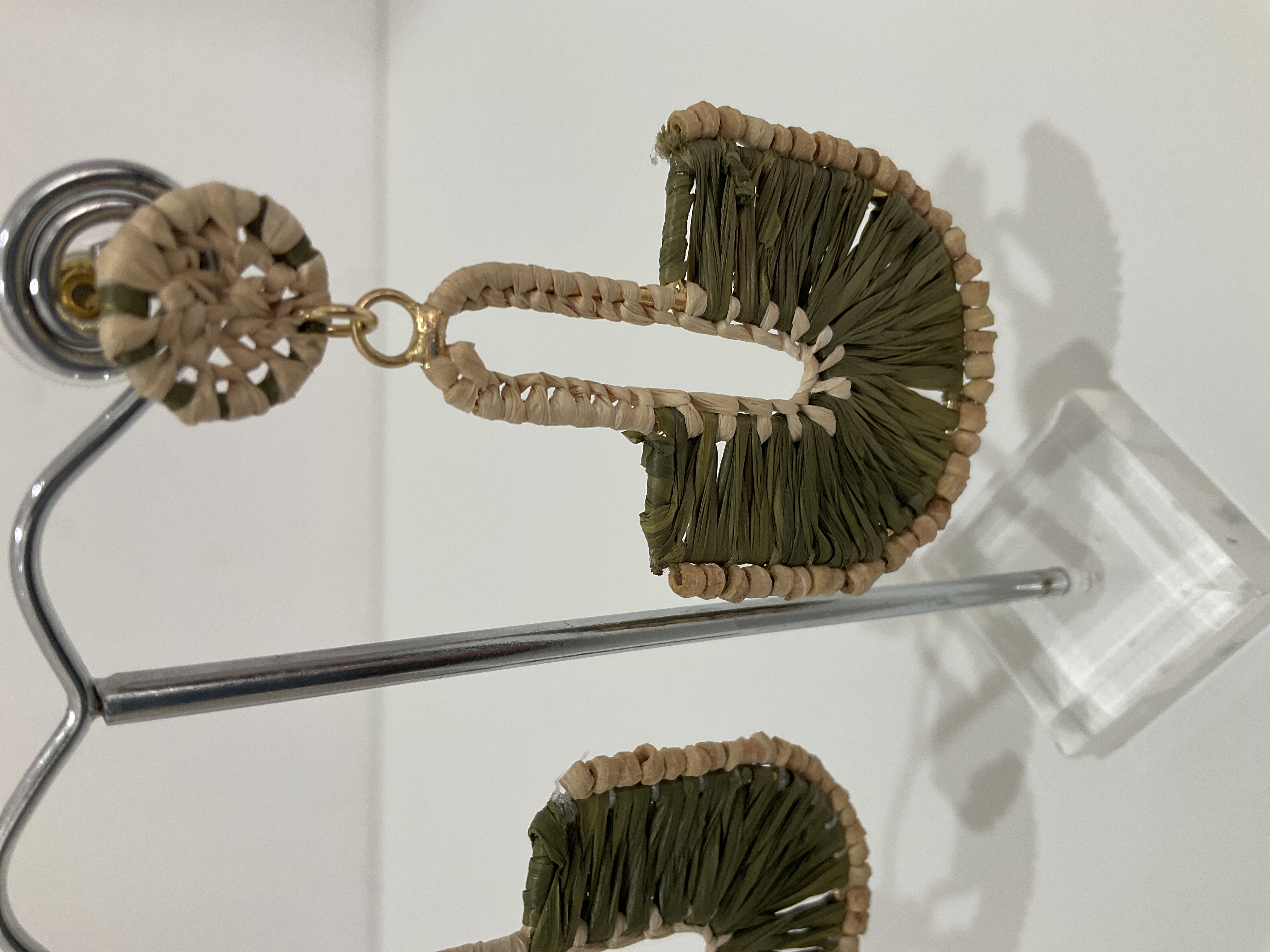 Pendientes de rafia verde