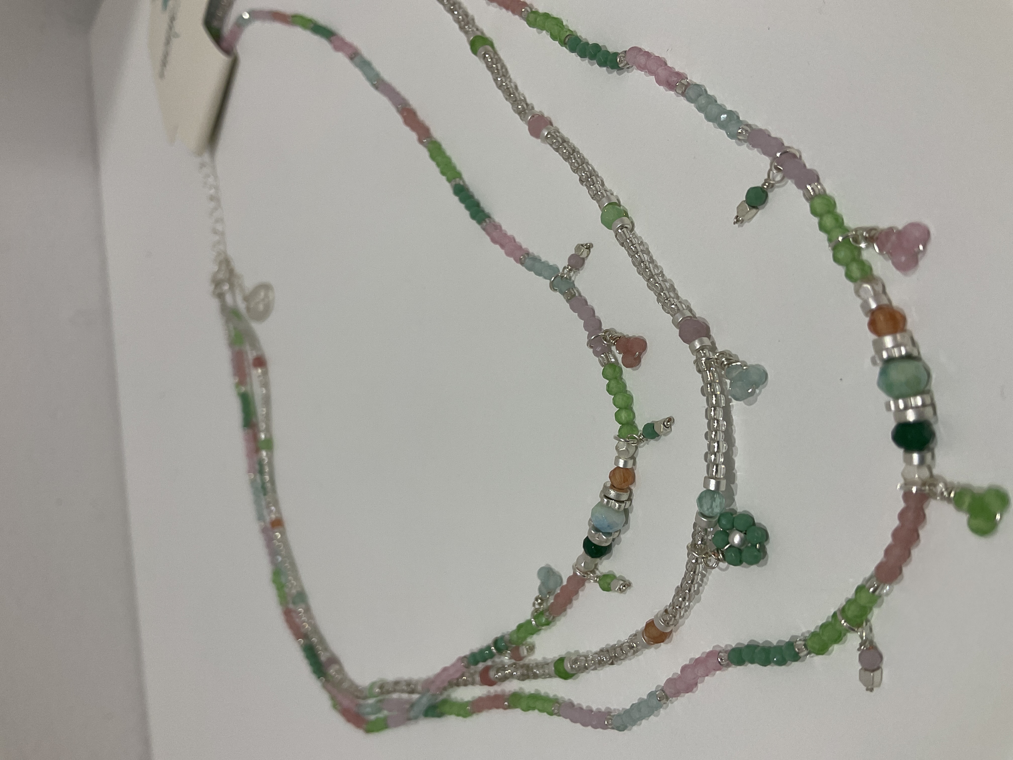 Collar de cuentas multicolor