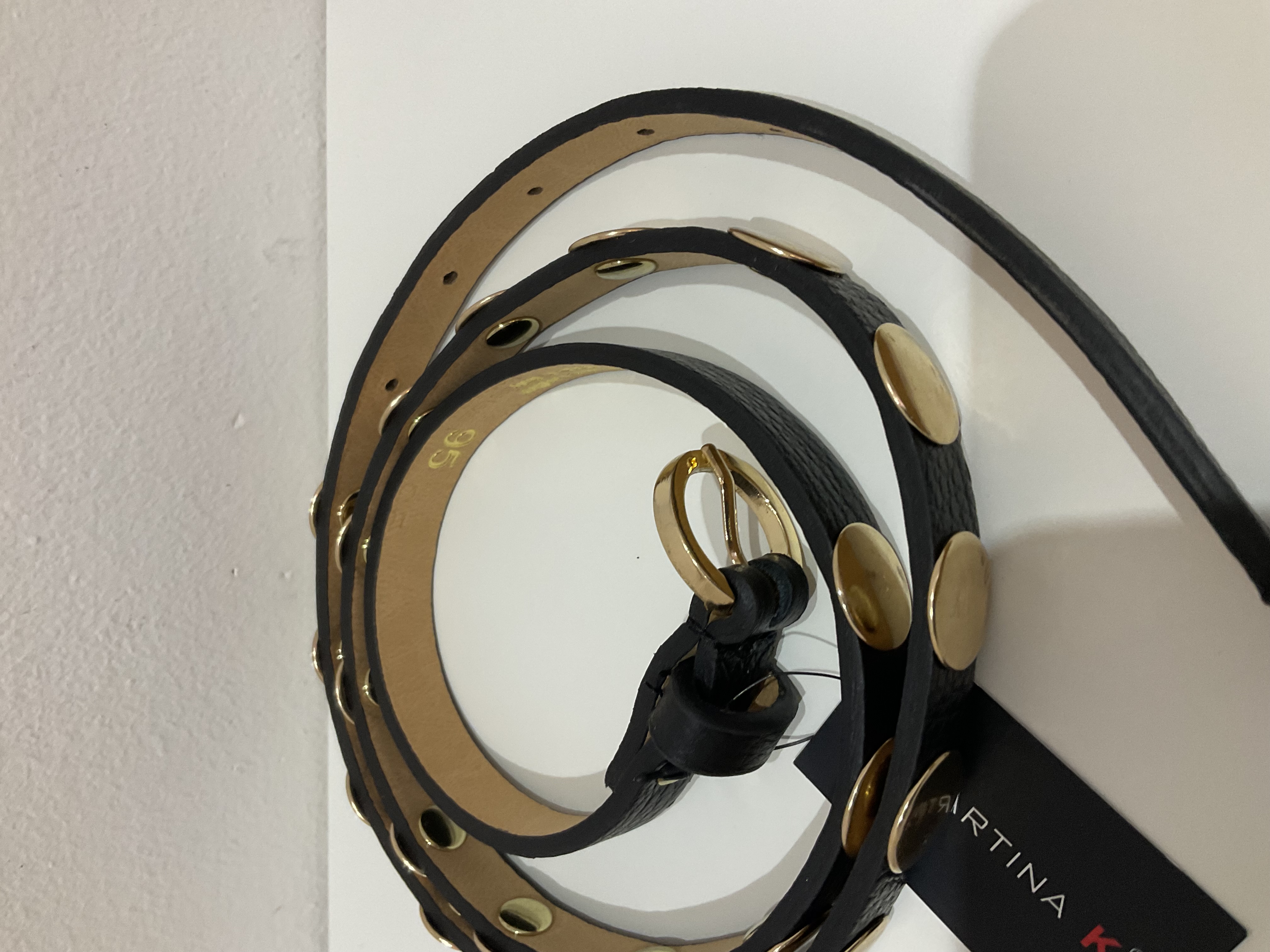 Cinturón de cuero con aros dorados