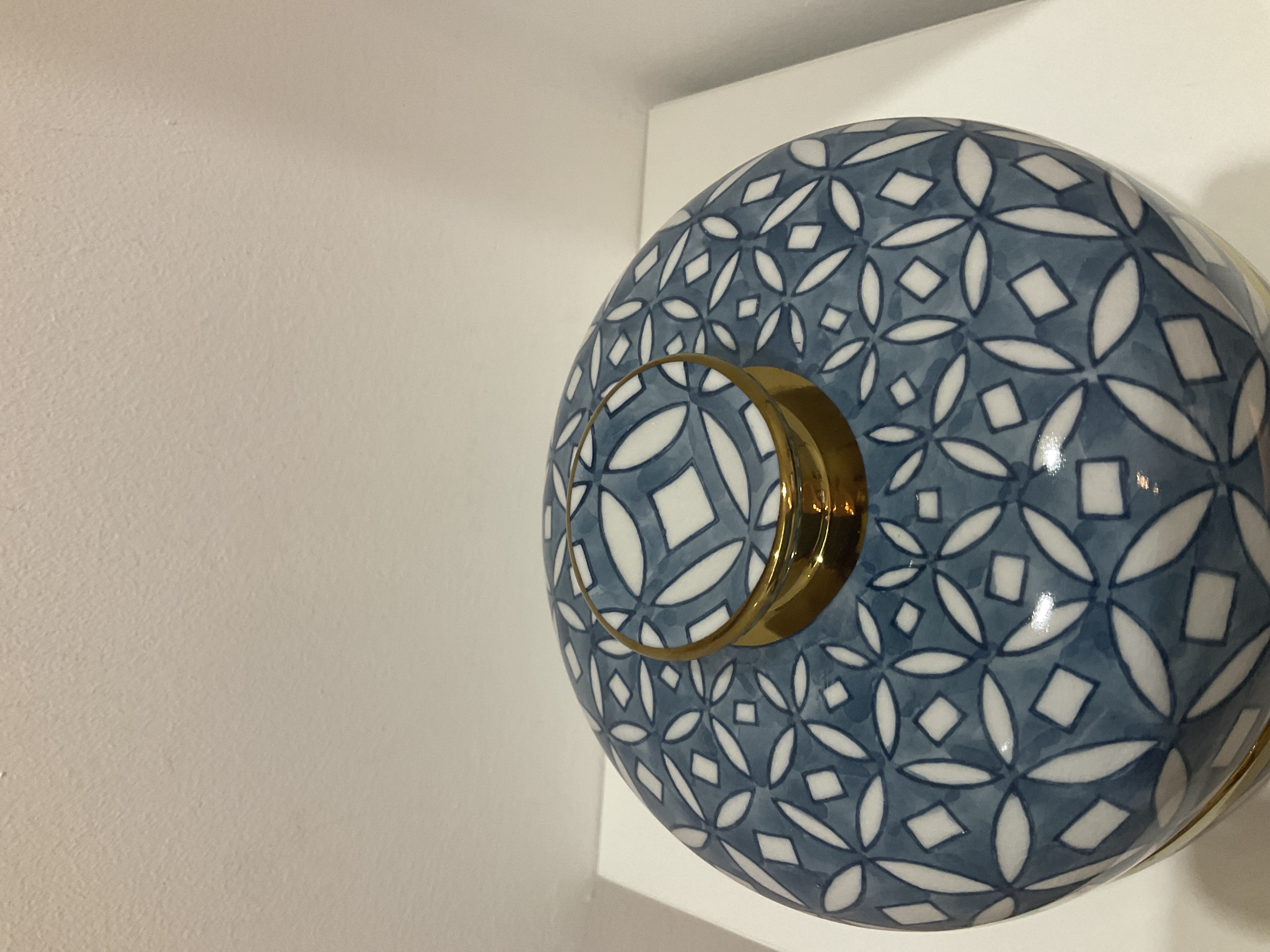 tobor de cerámica azul con tapa