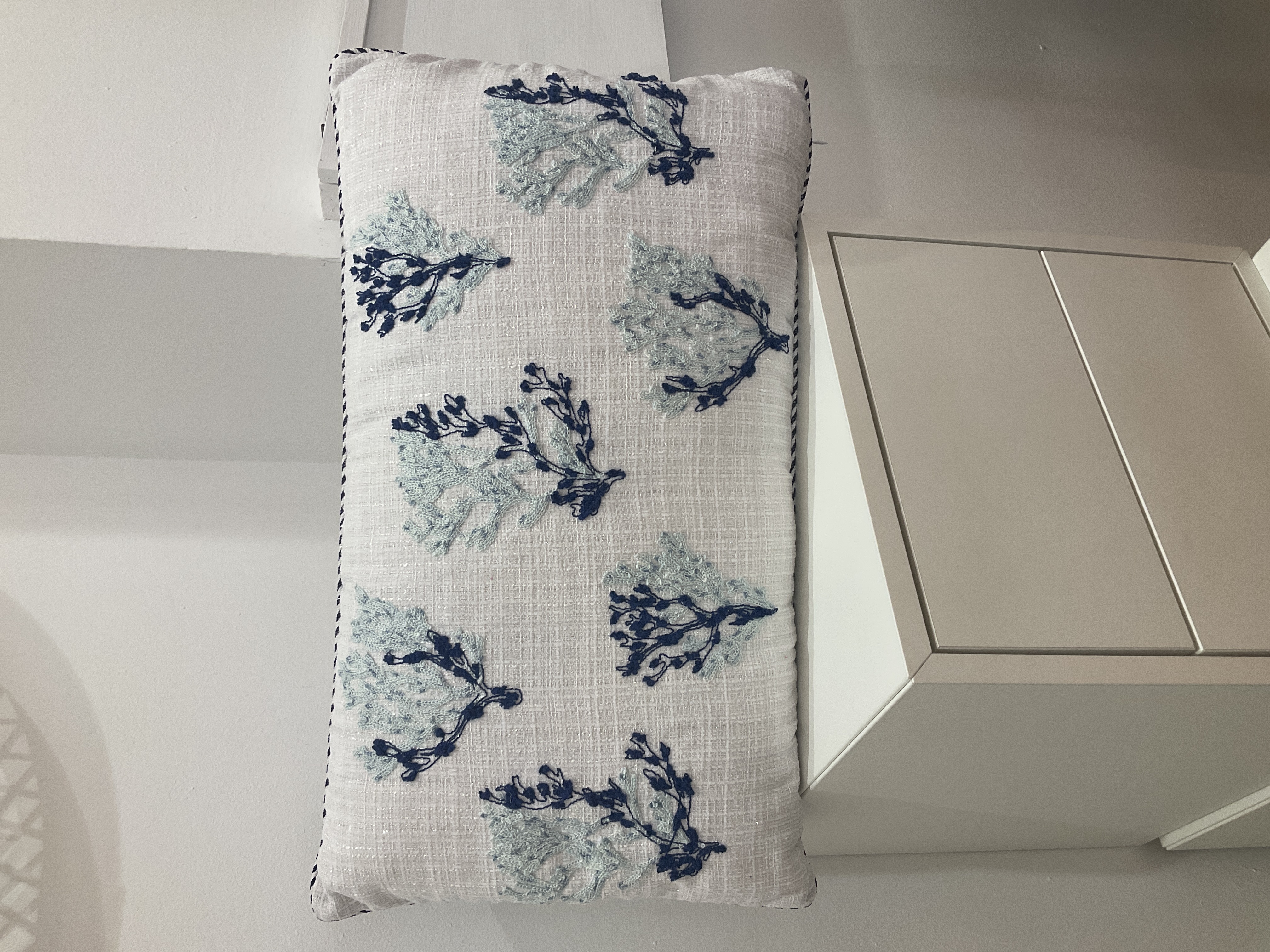 Cojín bordado floral