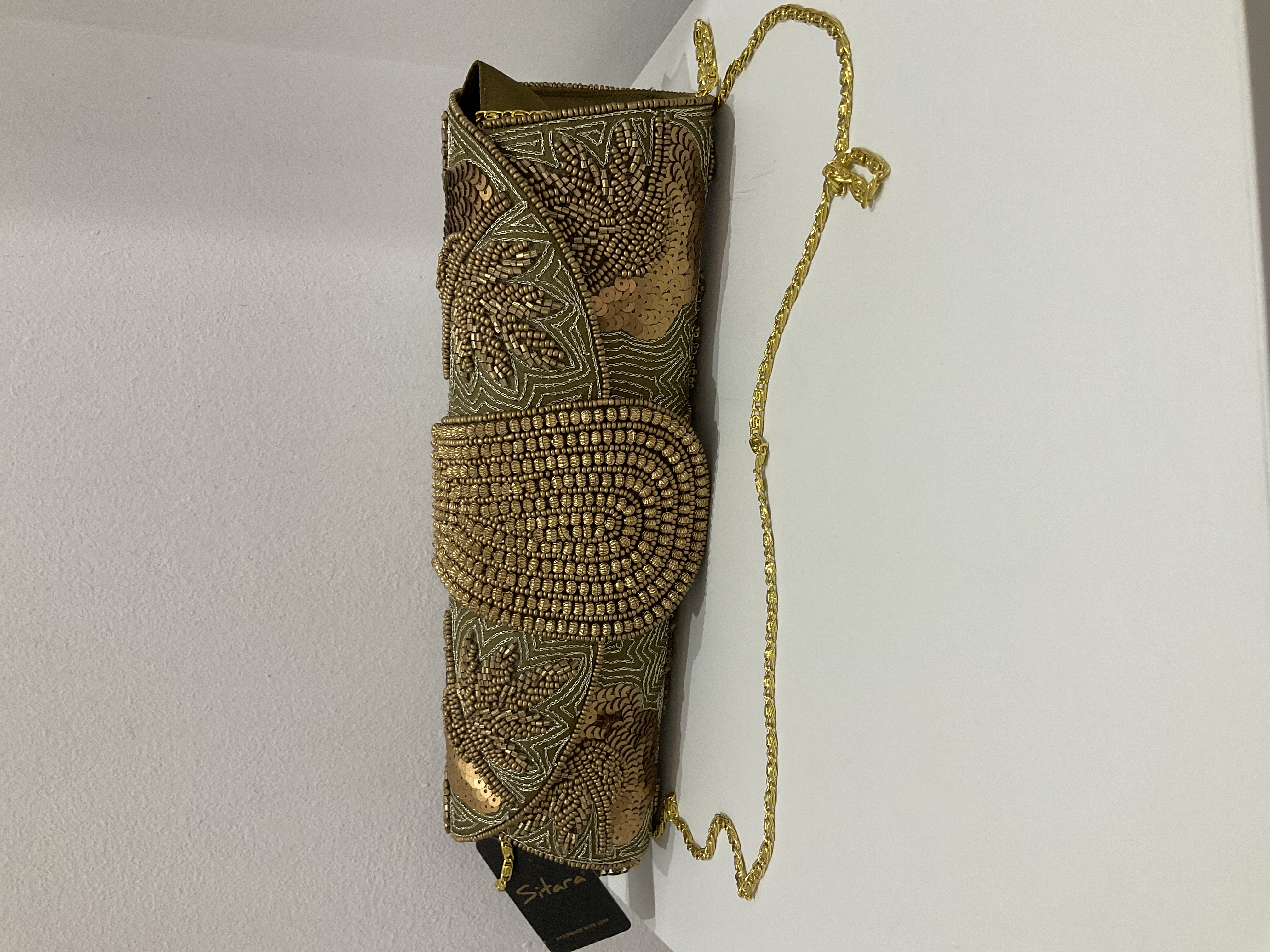 Bolso de mano bordado dorado