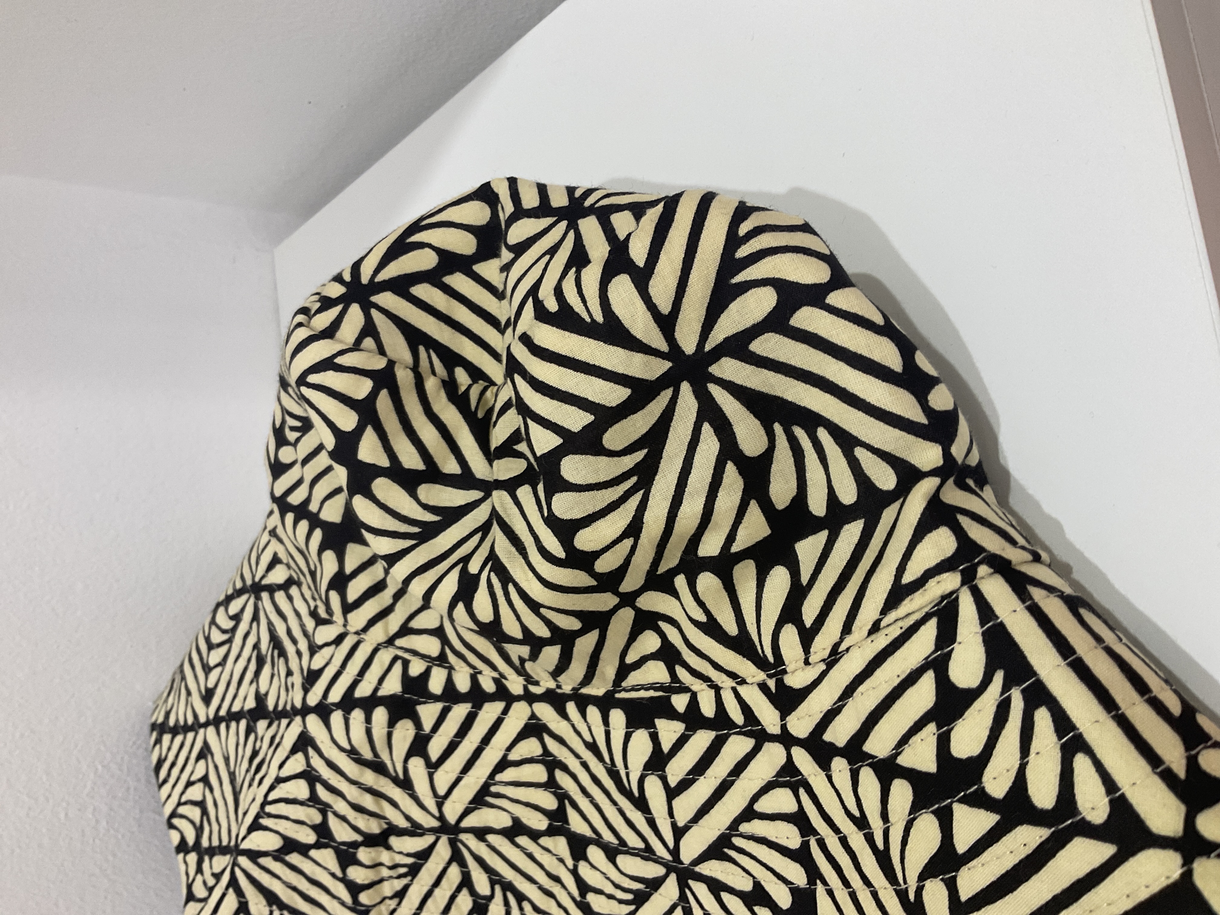 Sombrero de tela estampado