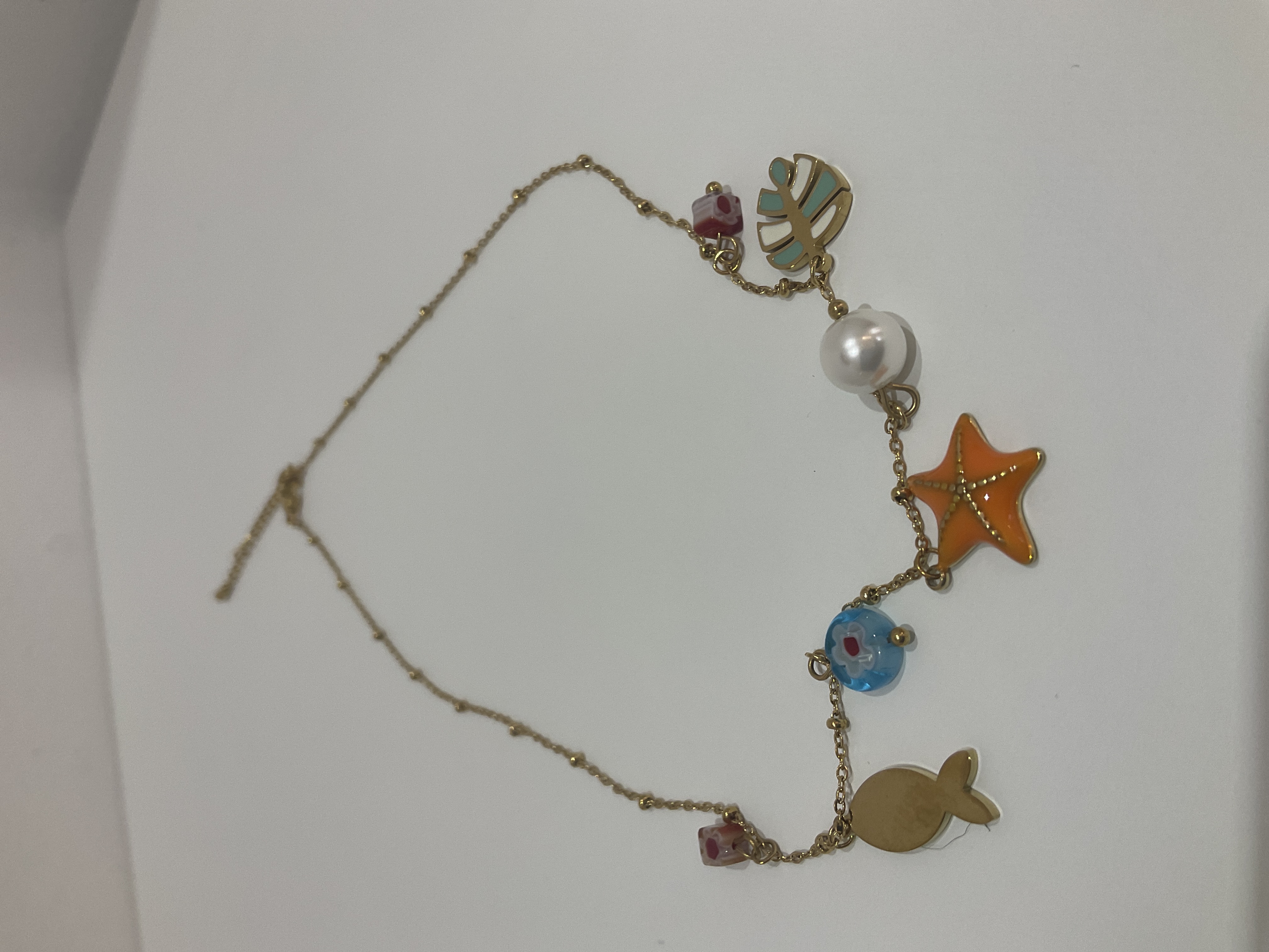 Collar dorado con colgantes 