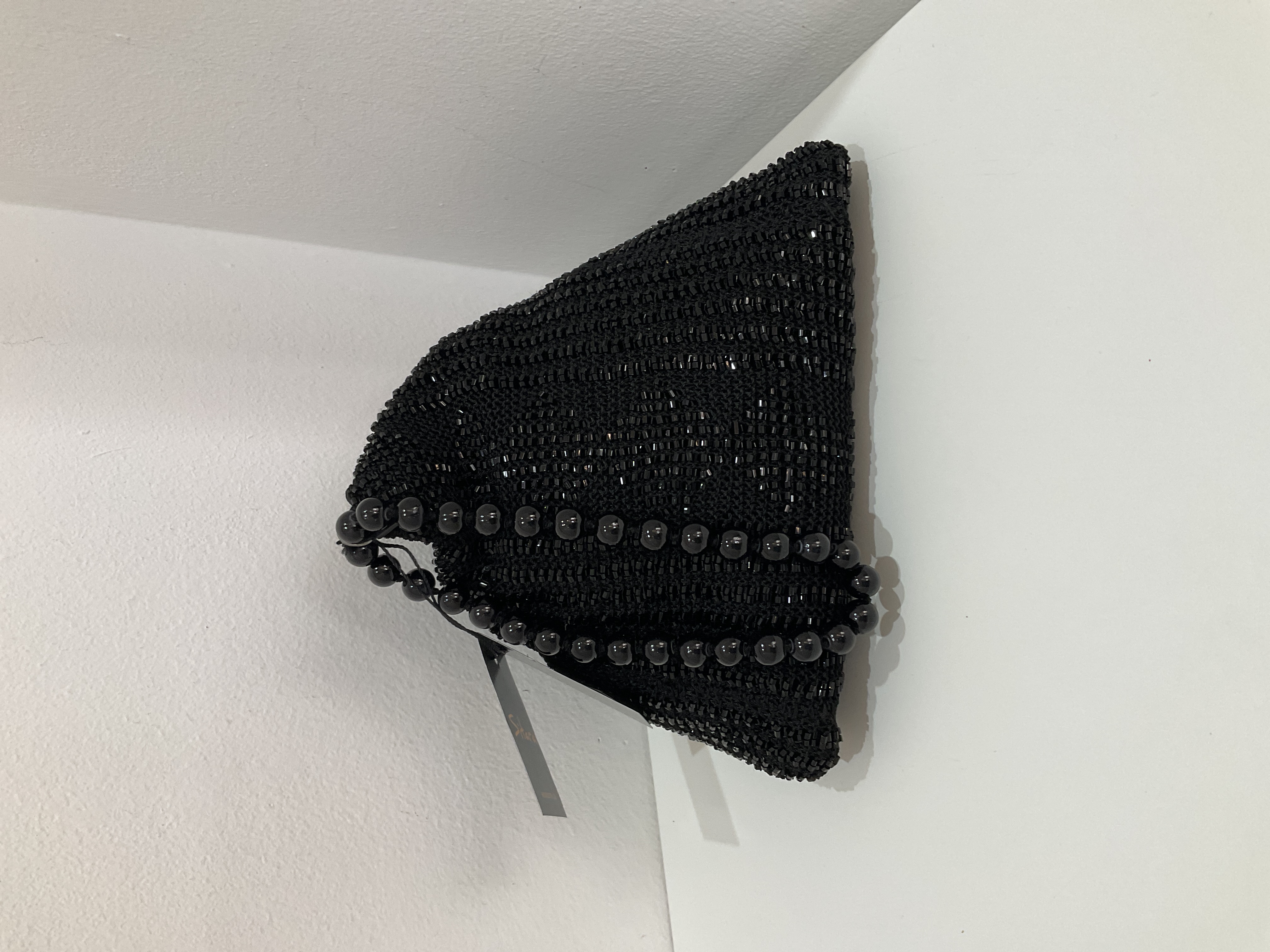 Bolso de mano negro de cuentas