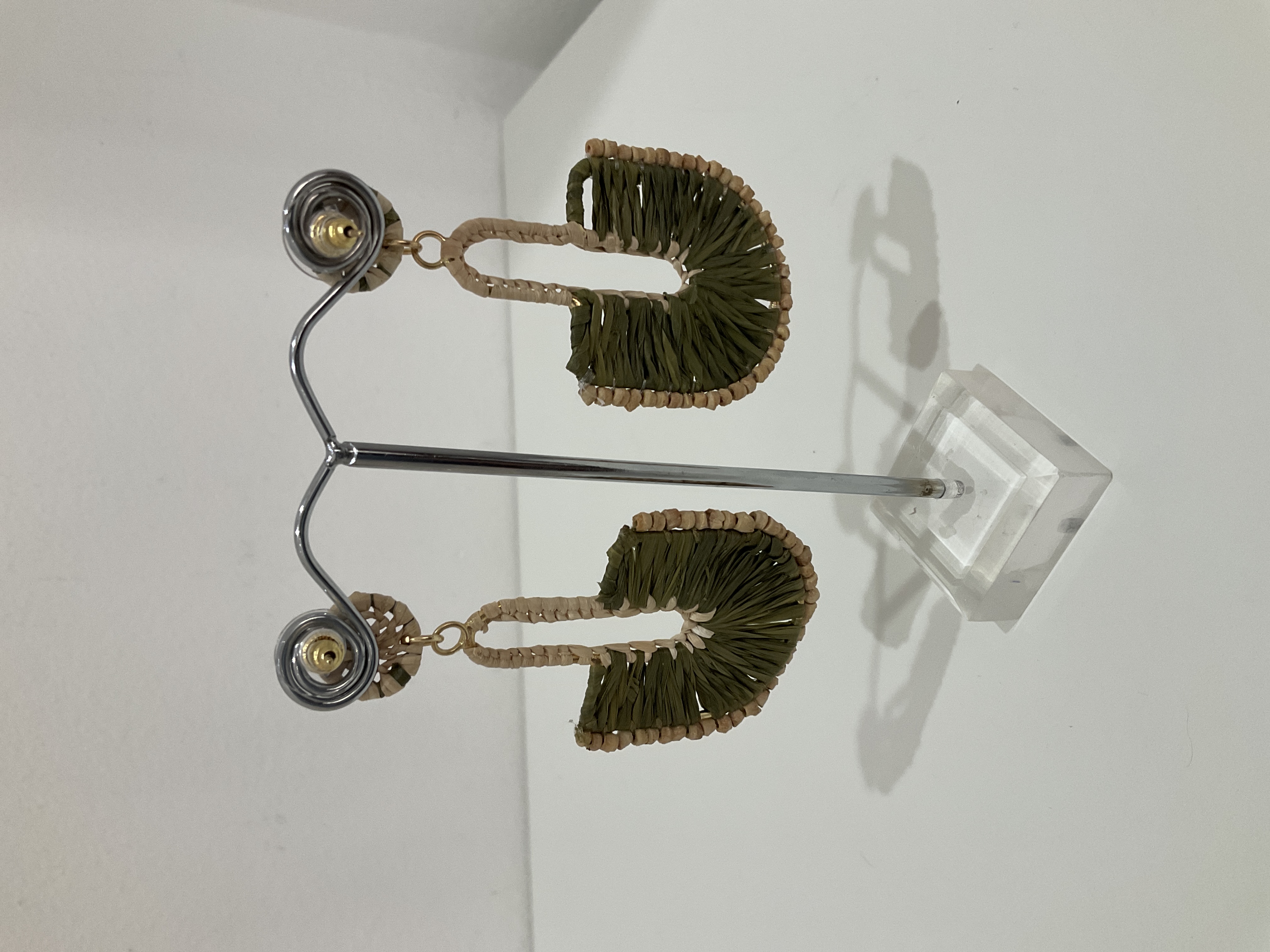 Pendientes de rafia verde