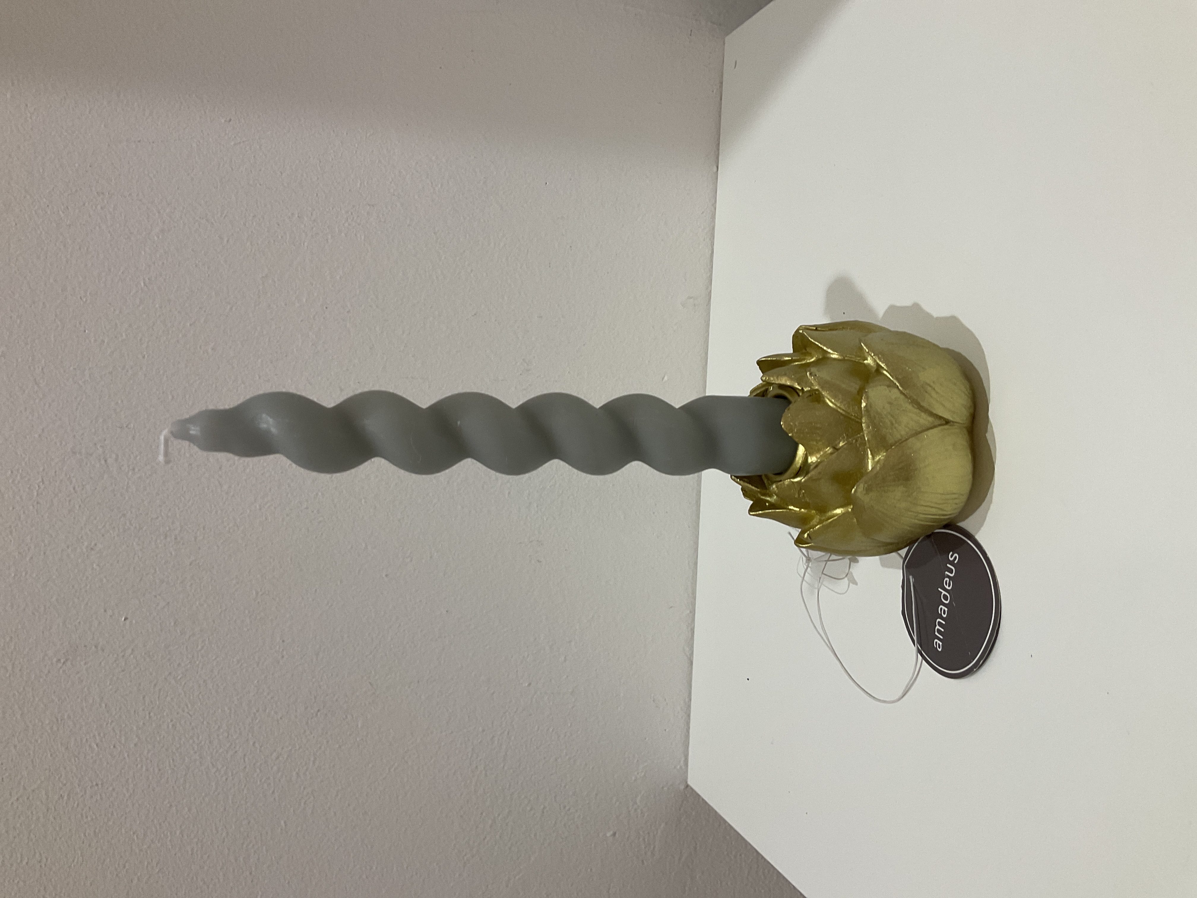 Portavelas dorado en forma de flor