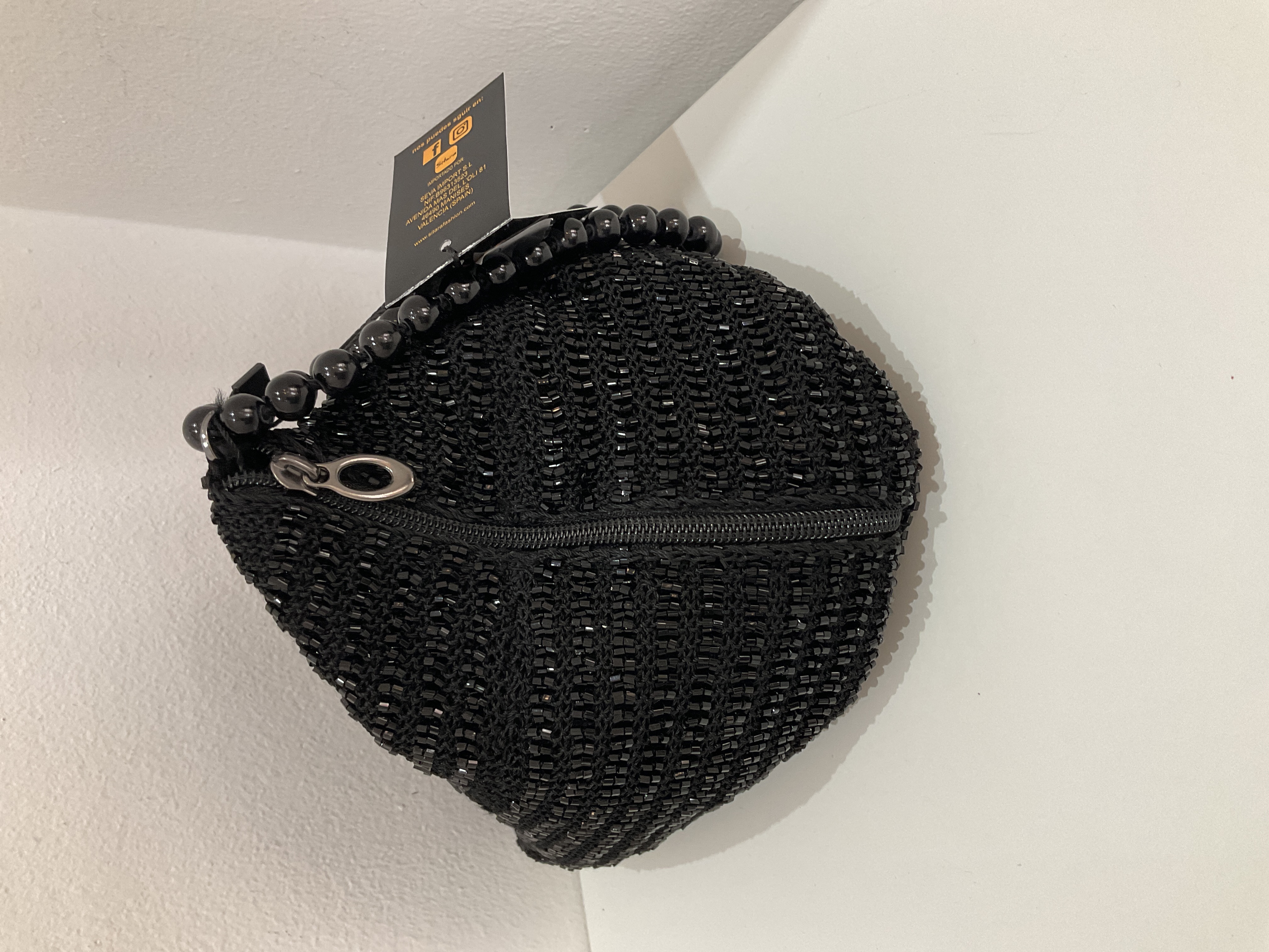 Bolso de mano negro de cuentas