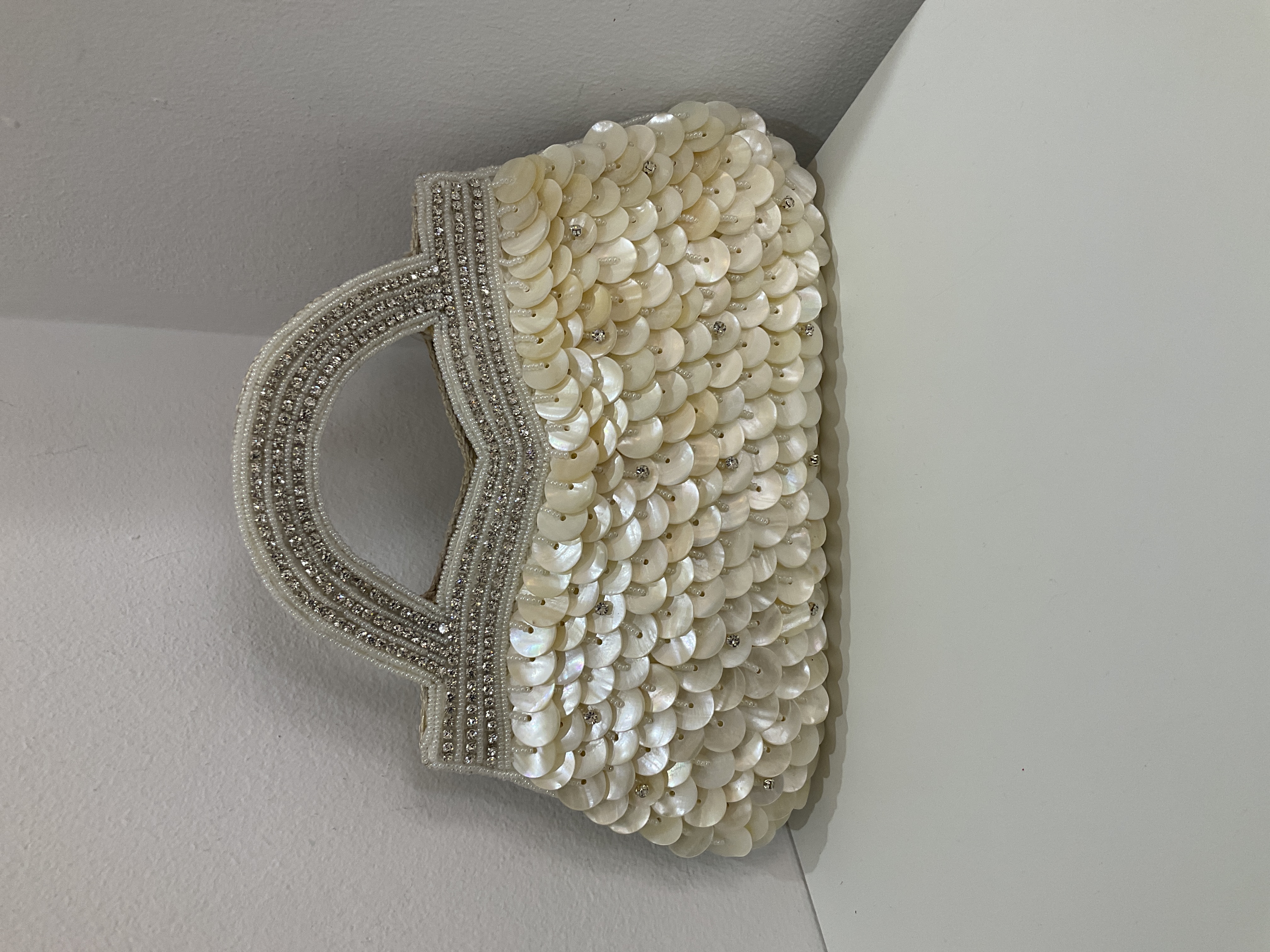 Bolso de mano de lentejuelas en nácar
