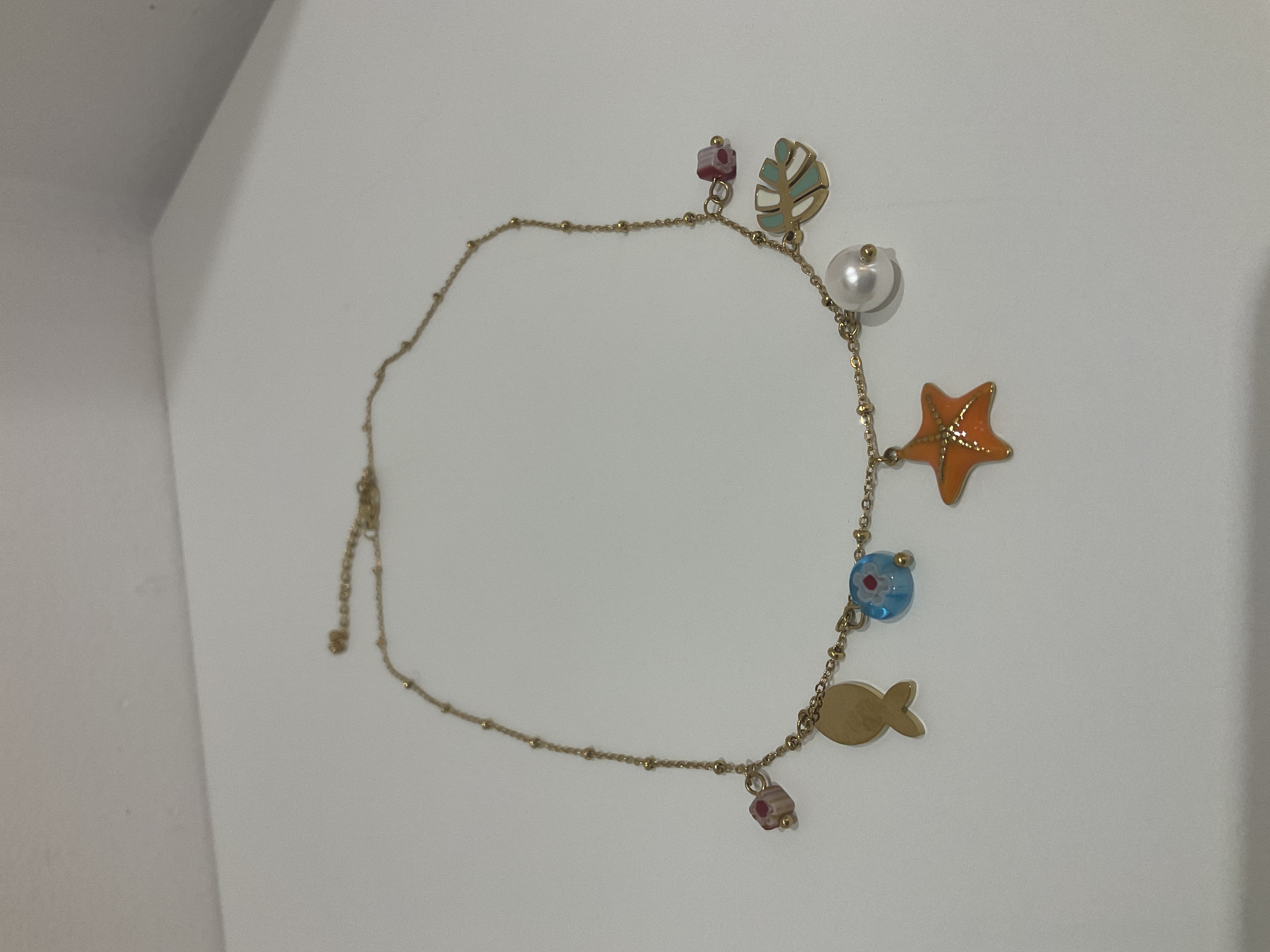 Collar dorado con colgantes 