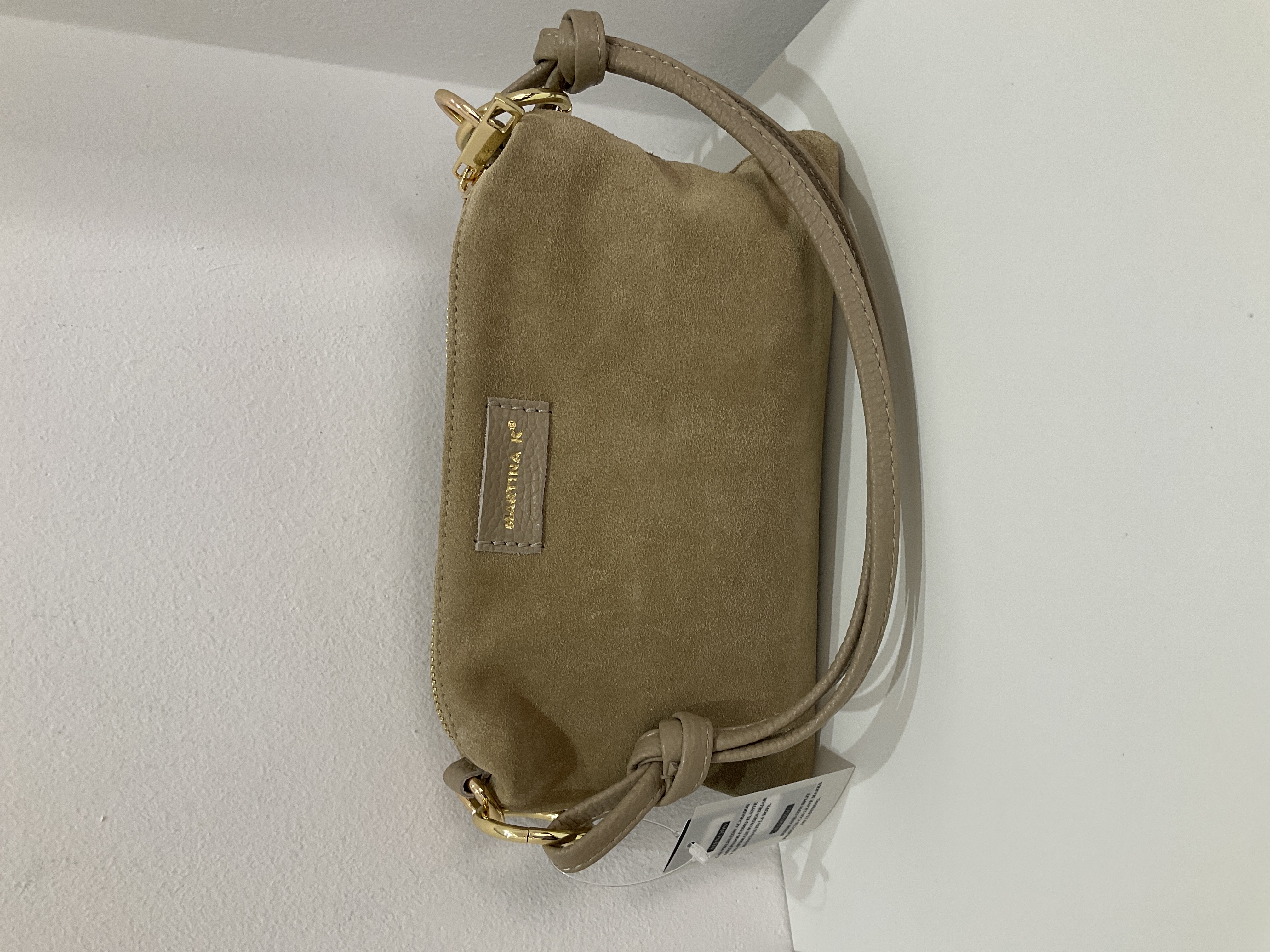 Bolso de mano beige con tachuelas