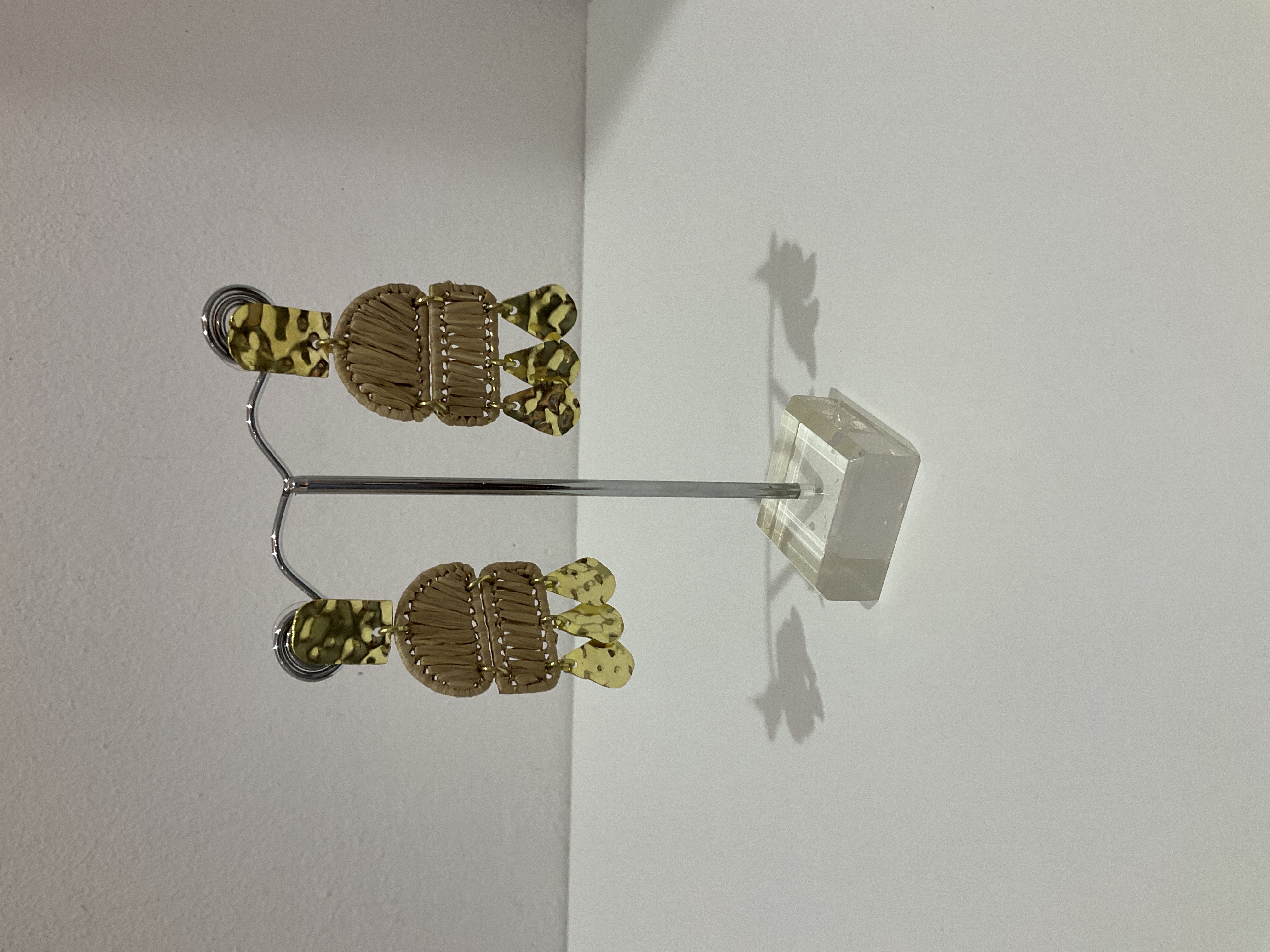 Pendiente rafia y metal 